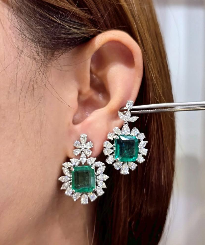 Boucles d'oreilles en or 18k certifiées AIG 14,00 carats d'émeraudes zambiennes 3,70 ct de diamants en vente 2