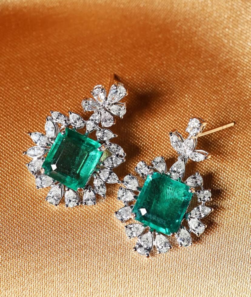 Boucles d'oreilles en or 18k certifiées AIG 14,00 carats d'émeraudes zambiennes 3,70 ct de diamants en vente 3