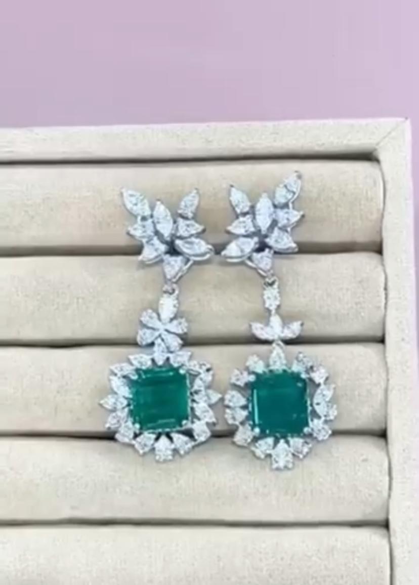Taglio smeraldo Certificato AIG 14,00 Carati Zambia  Orecchini in oro 18 carati con smeraldi 6,90 carati e diamanti in vendita