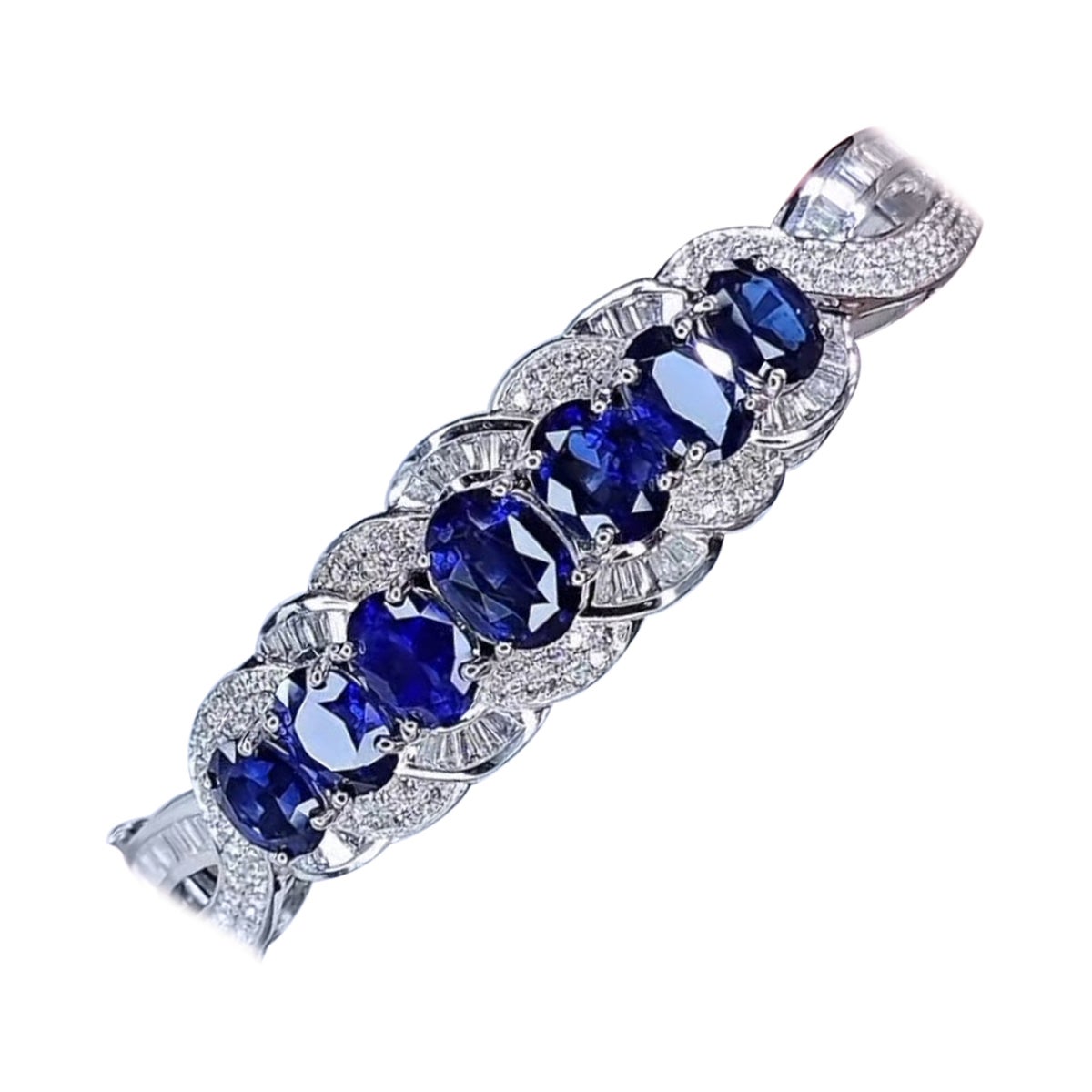 Certified 14.00 Ct Blue Sapphires 2.30 Ct Diamonds 18K Gold Bracelet For Sale