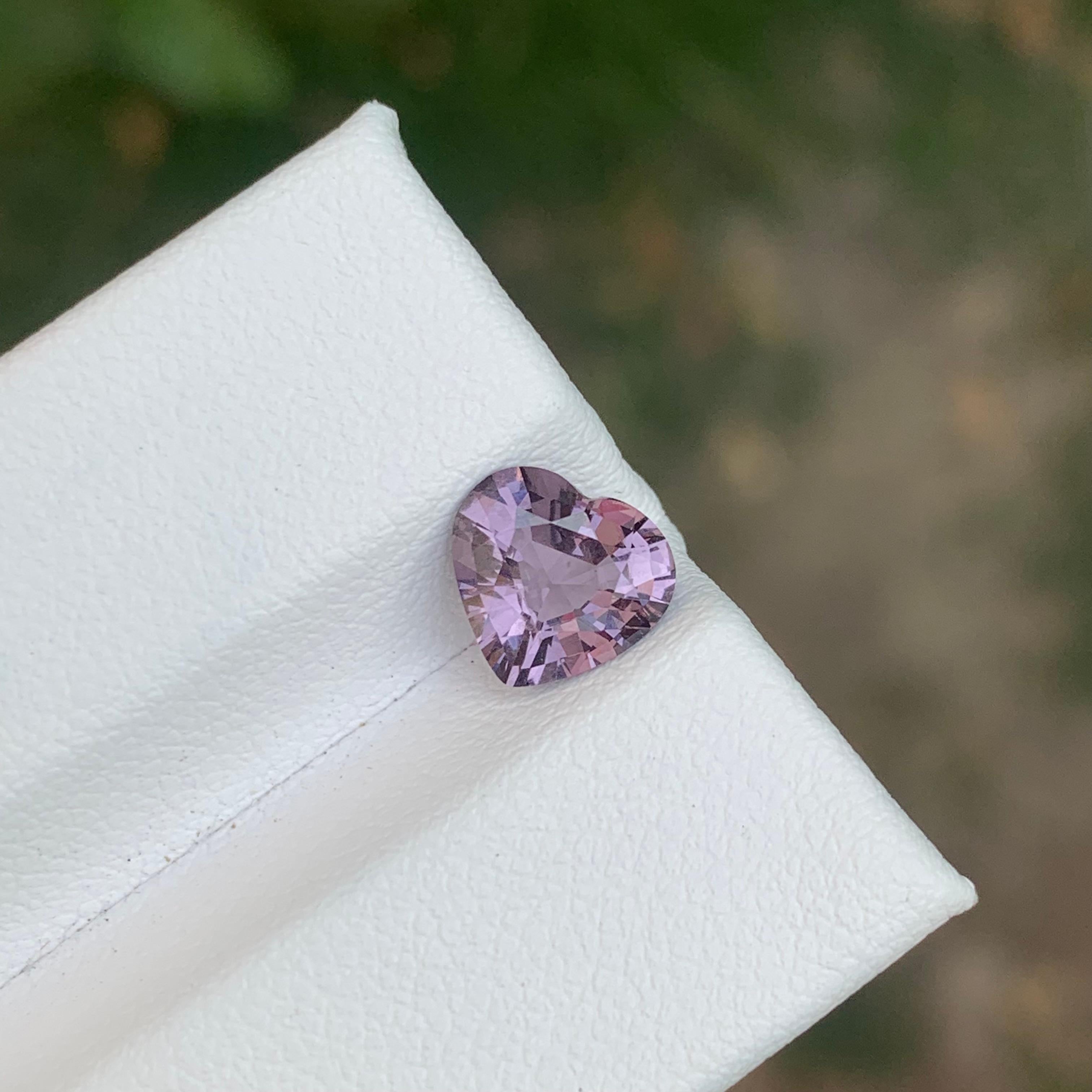 Espinela morada facetada

Peso : 1,46 Quilates
Dimensiones : 7,29 x 7,85 x 3,84 Mm
Color : Morado
Tratamiento: No
Origen: Tanzania 
Forma : Corazón 
Certificado: Certificado AIG disponible 

La espinela es una gema cautivadora apreciada por sus