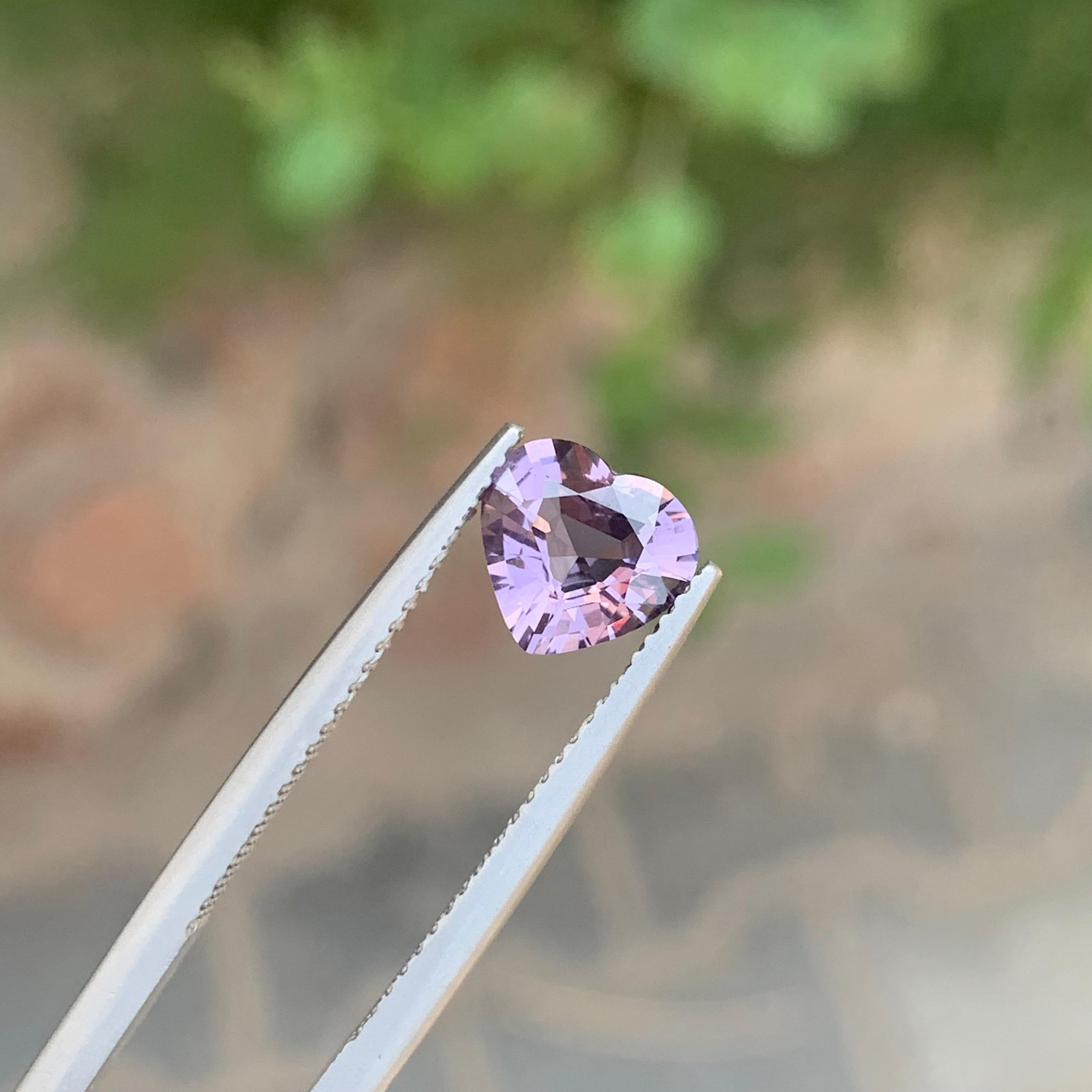 Gema espinela púrpura suelta natural certificada AIG de 1,46 quilates procedente de Tanzania en Nuevo estado para la venta en Peshawar, PK