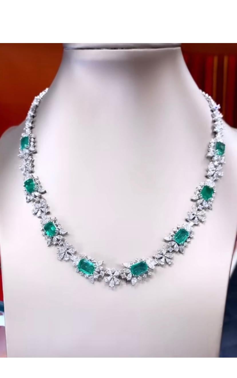 An exquisite necklace in flowers design, so chic, sophisticated, a very glamour style by Italian designer . Piece of high jewelry.
Necklace come in 18K gold with 8 pieces of Zambian Emeralds , in perfect emerald cut , fine quality, adorable color,