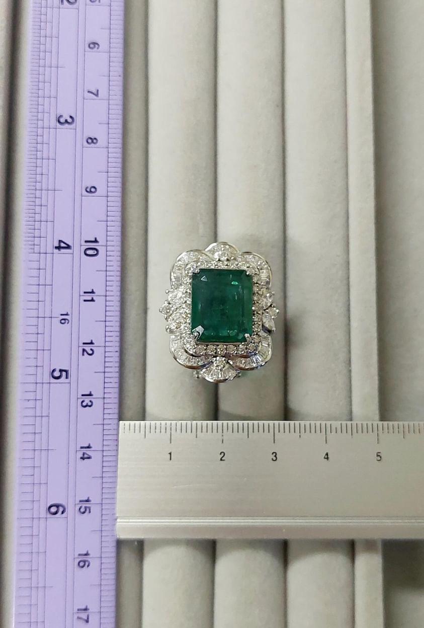 Mixed Cut AIG Certified 14.80 Carats Zambian Emeralds  3.50 Ct Diamonds 18K Gold Earrings For Sale
