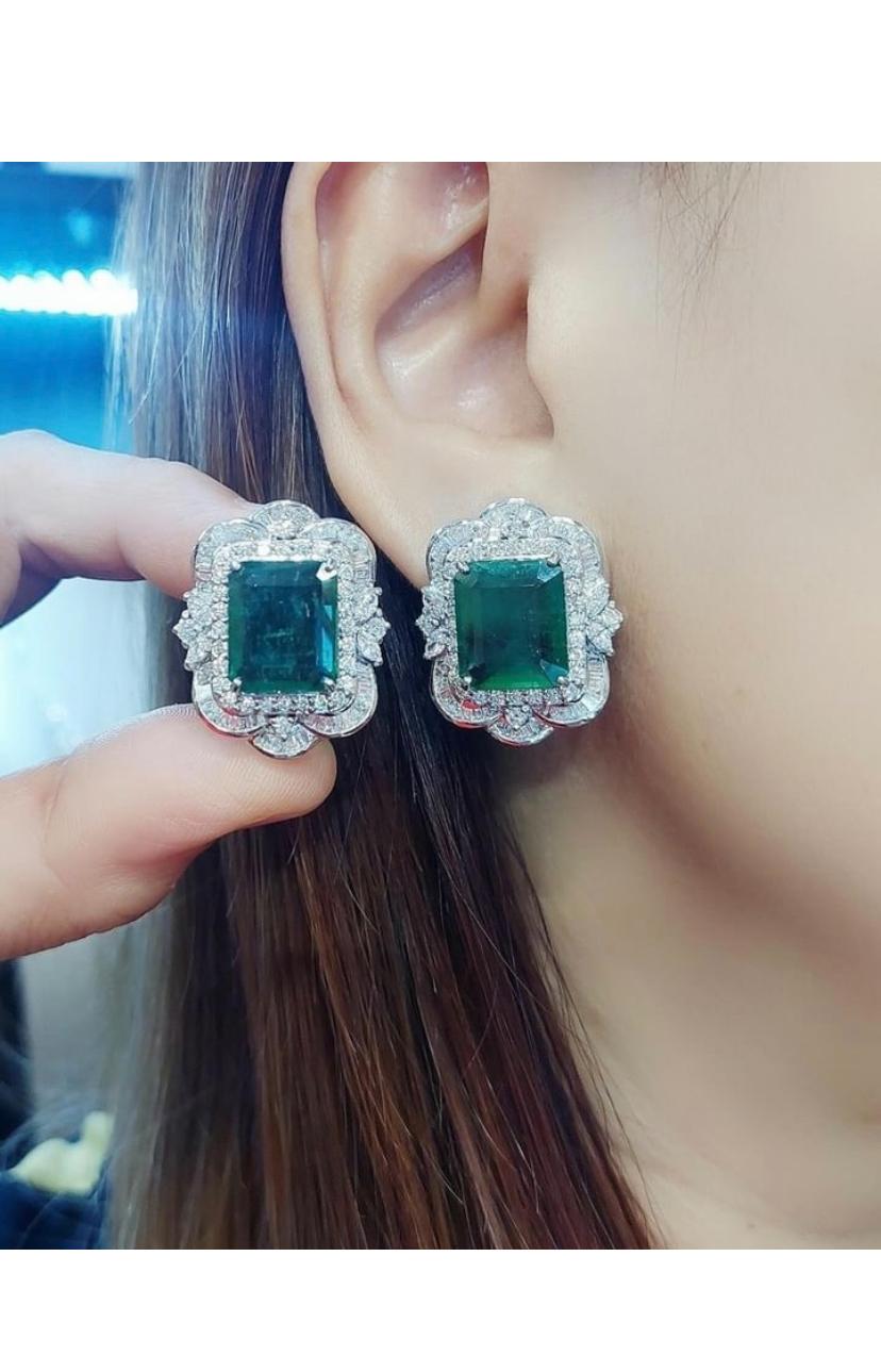 Women's AIG Certified 14.80 Carats Zambian Emeralds  3.50 Ct Diamonds 18K Gold Earrings For Sale