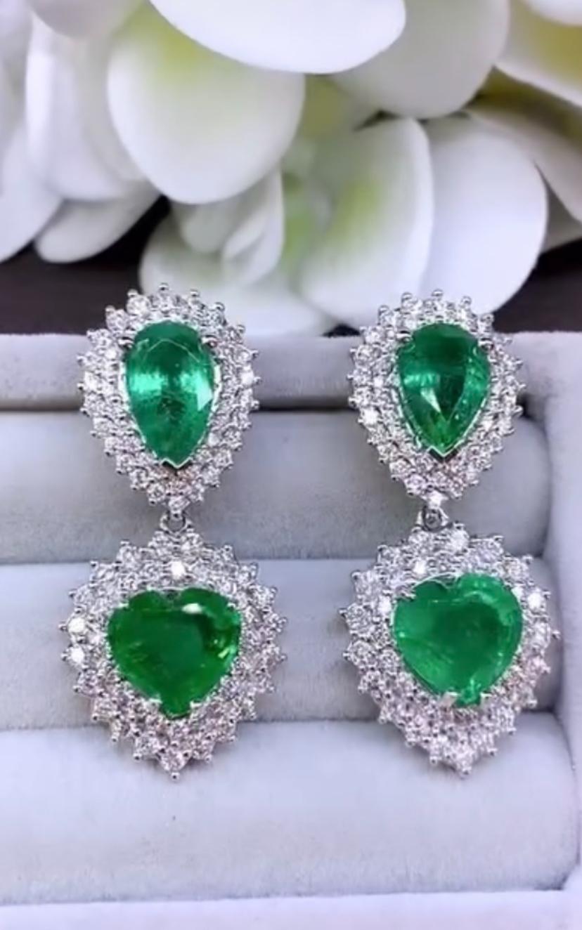 Uno squisito orecchino con smeraldi e diamanti.
Questa splendida combinazione crea un pezzo accattivante che valorizza qualsiasi ensemble con il suo fascino lussuoso e sofisticato. 
Magnifico esemplare in oro 18 carati con 4 pezzi di smeraldi dello