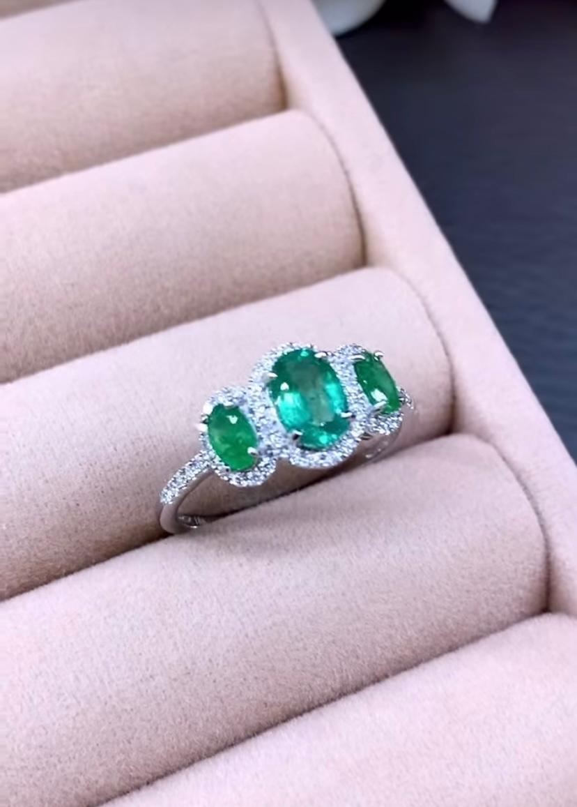 Taille ovale Bague en or 18 carats, diamants et émeraudes de Zambie certifiées AIG de 1,50 carat en vente