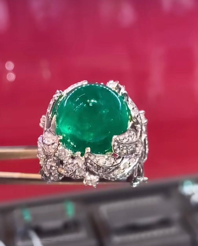AIG Certified 15.00 Carats Natural Zambian Emeralds  Diamonds 18k Gold Ring For Sale 1