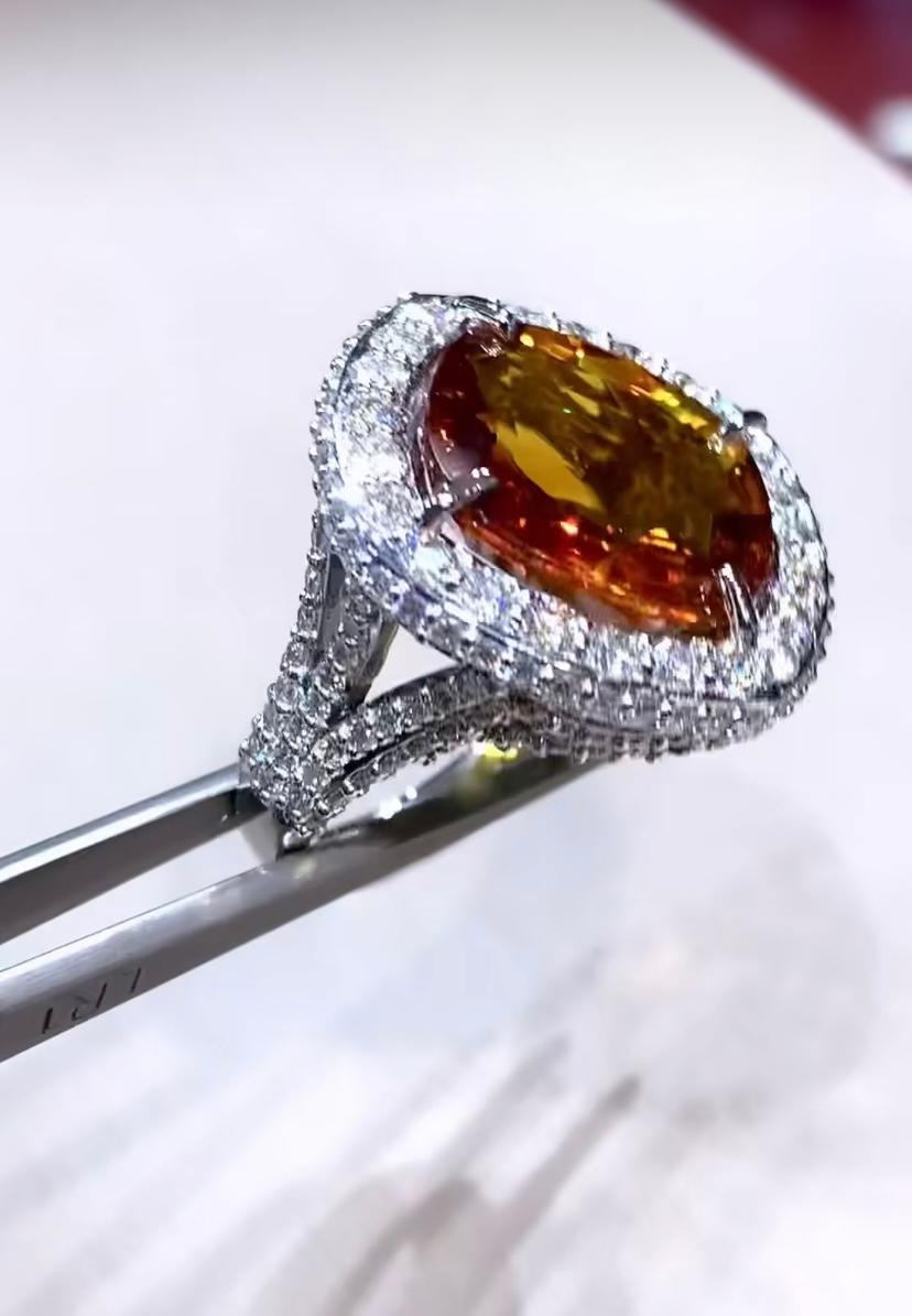 AIG Certified 15.00 Carats Orange Sapphire  3.70 Ct Diamonds 18K Gold Ring In New Condition For Sale In Massafra, IT
