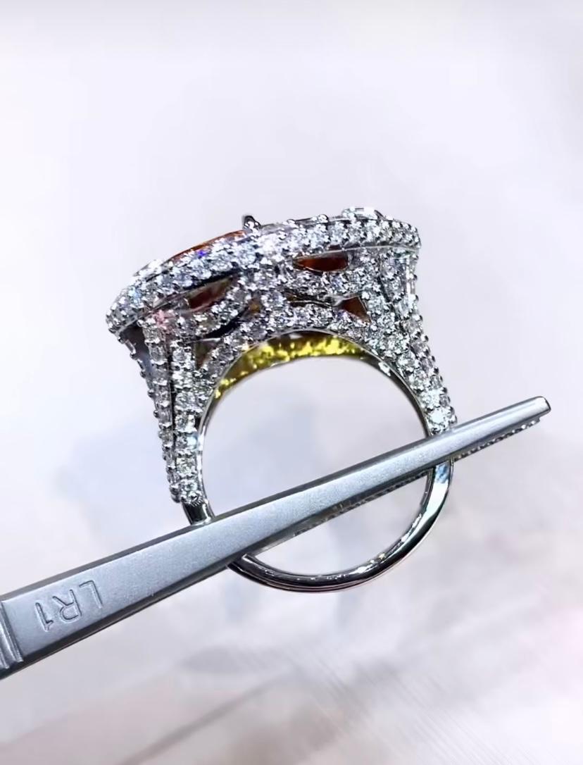 AIG Certified 15.00 Carats Orange Sapphire  3.70 Ct Diamonds 18K Gold Ring For Sale 1