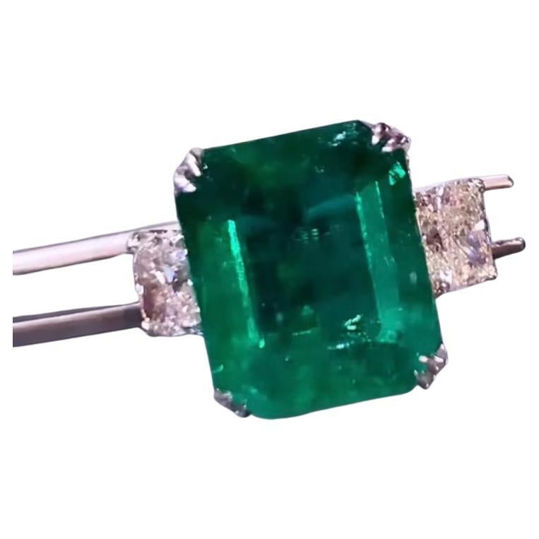 An exquisite master piece in contemporary design, so elegant and classic style, very essential and sophisticated.
Ring come in 18K gold with a Natural Zambian Emerald , in spectacular vivid green , extra fine quality, ceo minor , perfect cut , of
