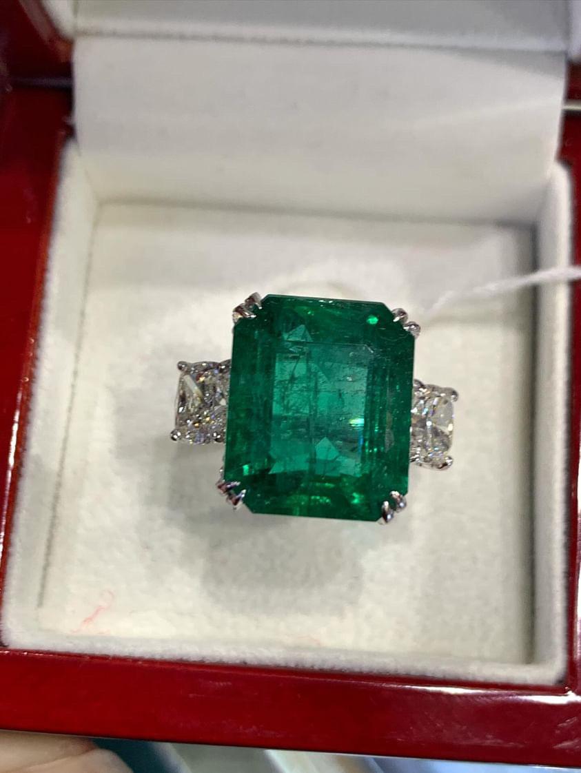 Women's or Men's AIG Certified 15.00 Carats Zambian Emerald GIA certified 2.00 Ct Diamonds Ring  For Sale