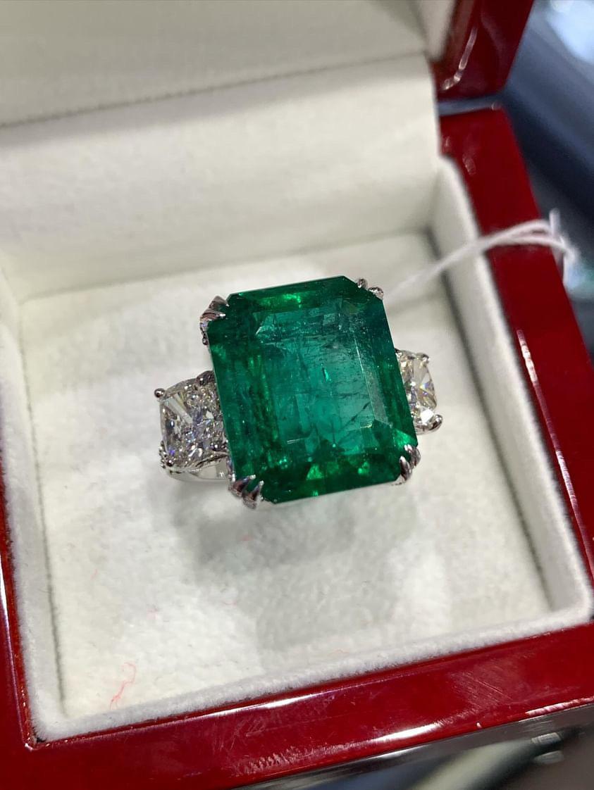 AIG zertifiziert 15,00 Karat sambischer Smaragd GIA zertifiziert 2,00 Karat Diamanten Ring im Angebot 1