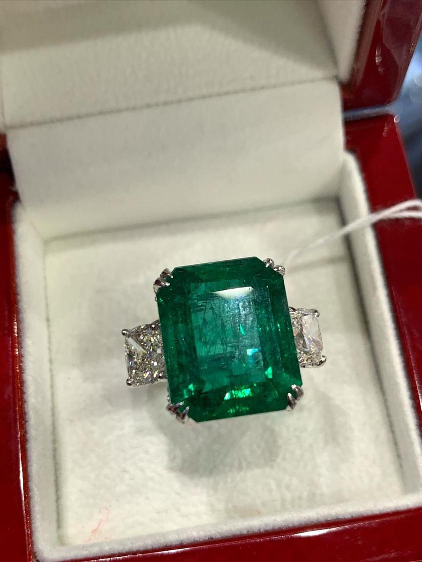 AIG Certified 15.00 Carats Zambian Emerald GIA certified 2.00 Ct Diamonds Ring  For Sale 2