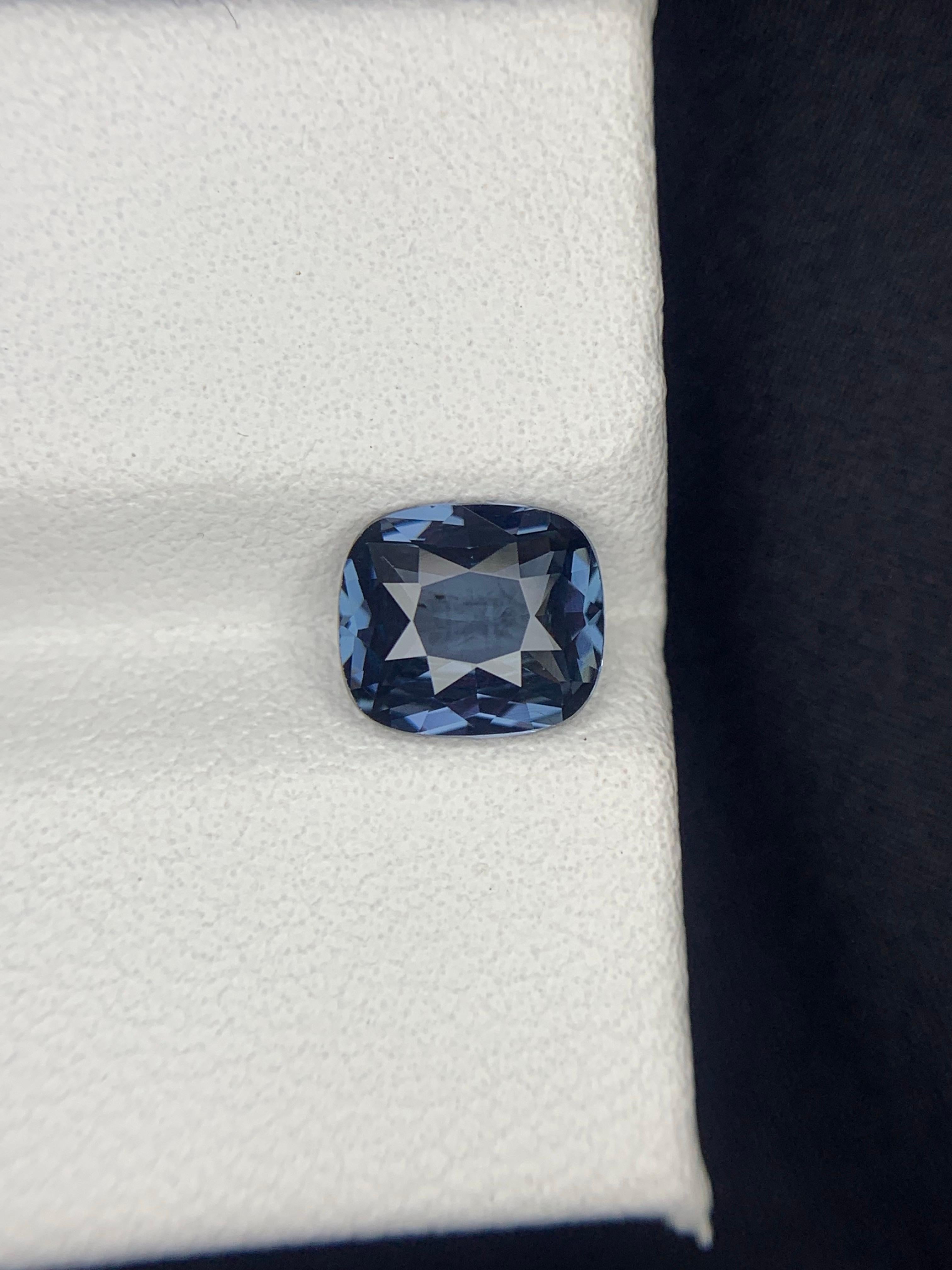 Gemma naturale sciolta con taglio a cuscino di Spinello della Tanzania certificata AIG da 1.51 carati in vendita 4