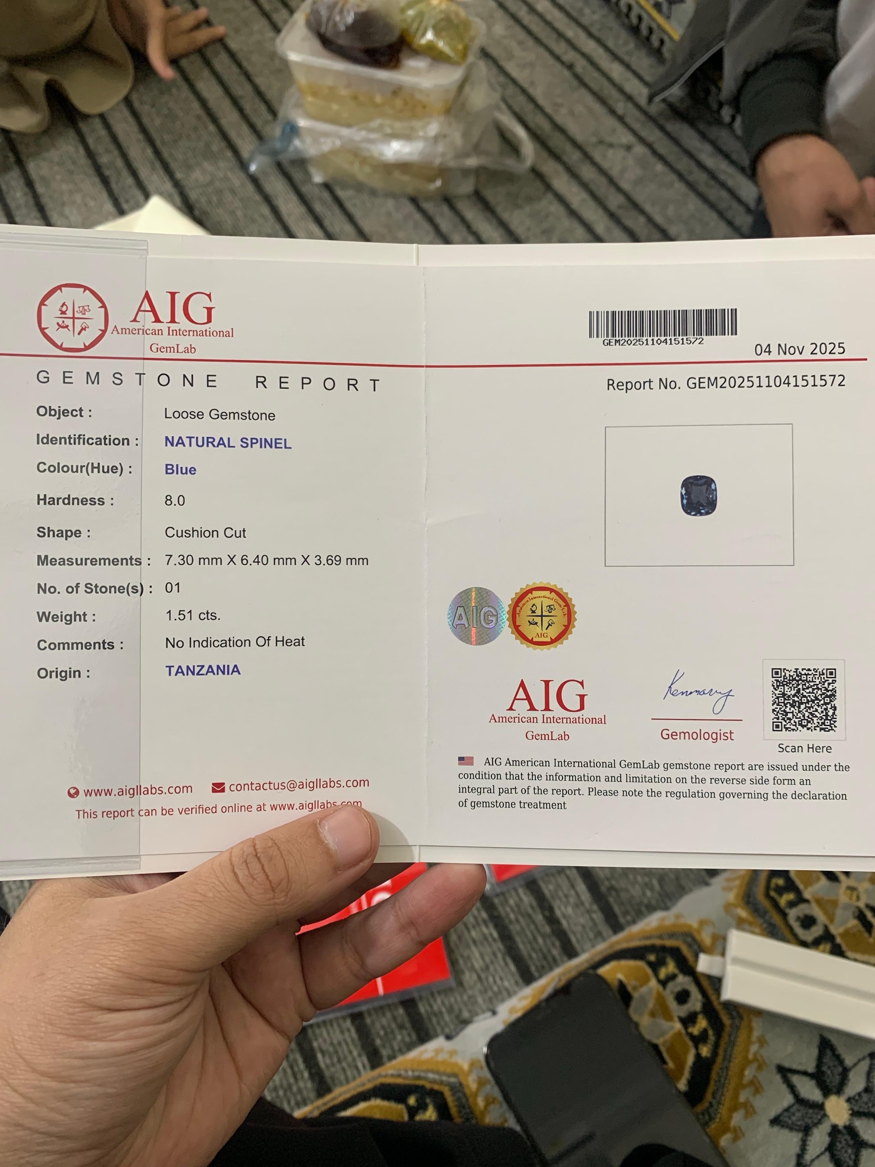 Gemma naturale sciolta con taglio a cuscino di Spinello della Tanzania certificata AIG da 1.51 carati in vendita 5