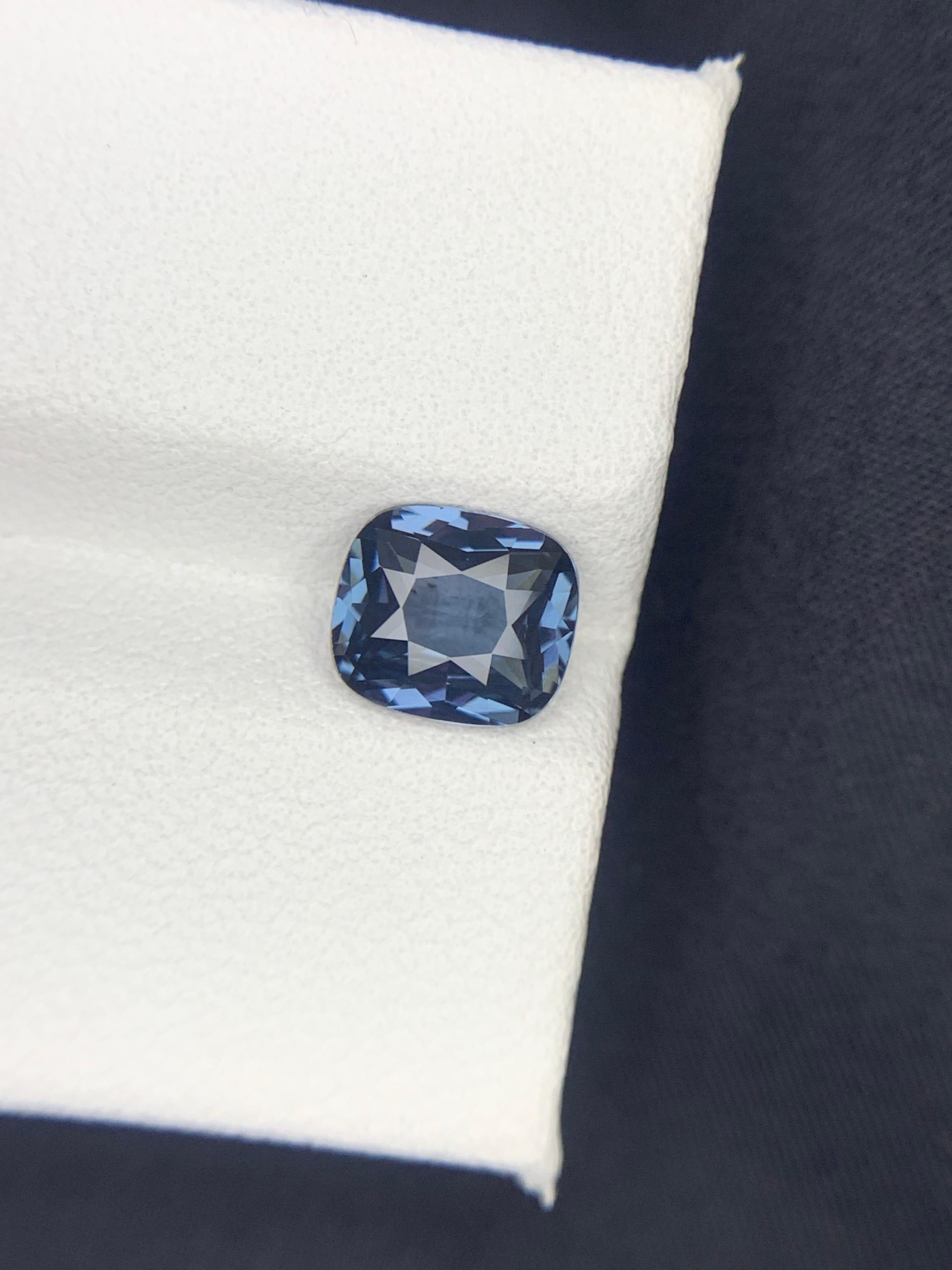 Arts and Crafts Gemma naturale sciolta con taglio a cuscino di Spinello della Tanzania certificata AIG da 1.51 carati in vendita