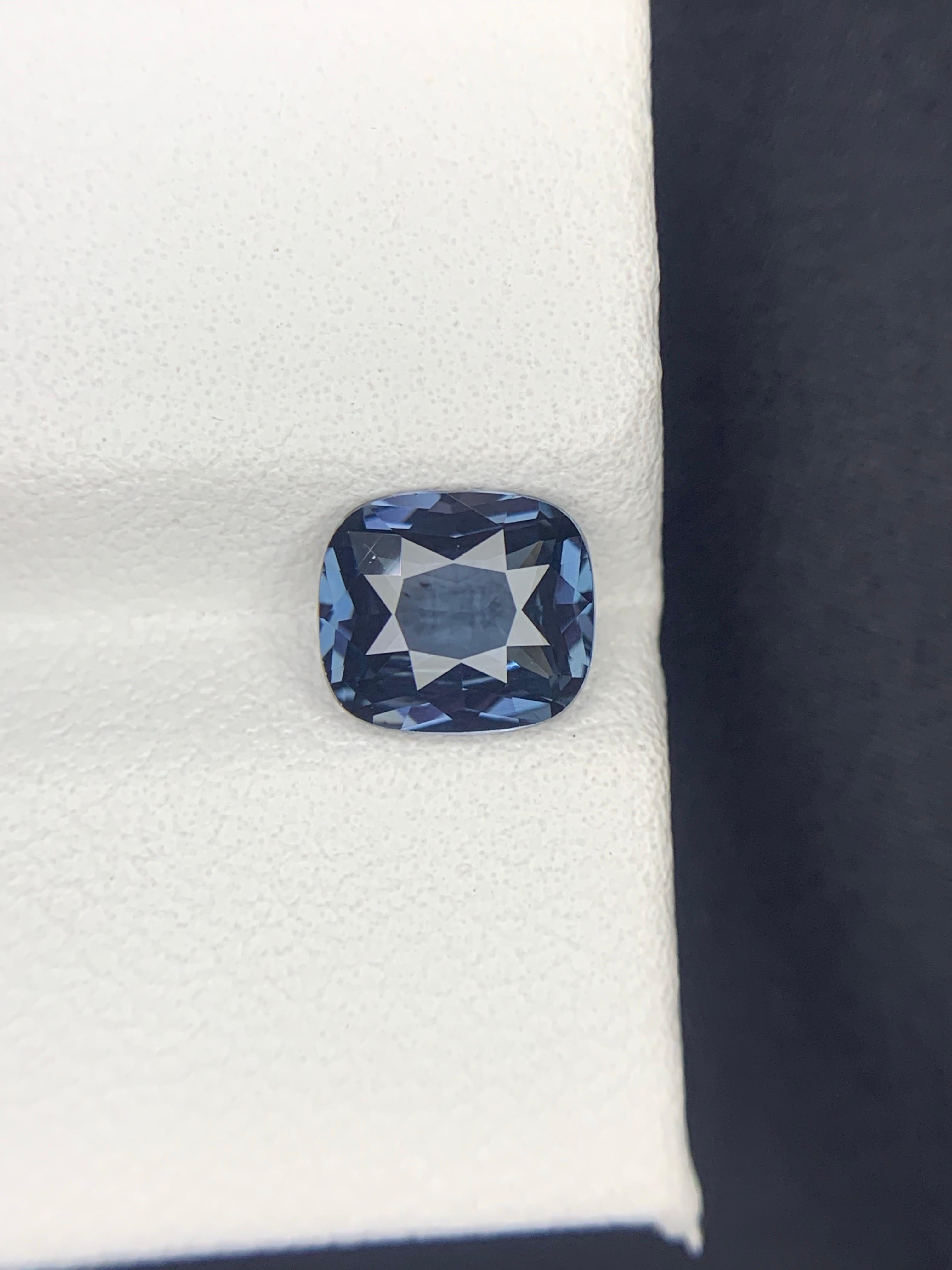 Taglio cuscino Gemma naturale sciolta con taglio a cuscino di Spinello della Tanzania certificata AIG da 1.51 carati in vendita