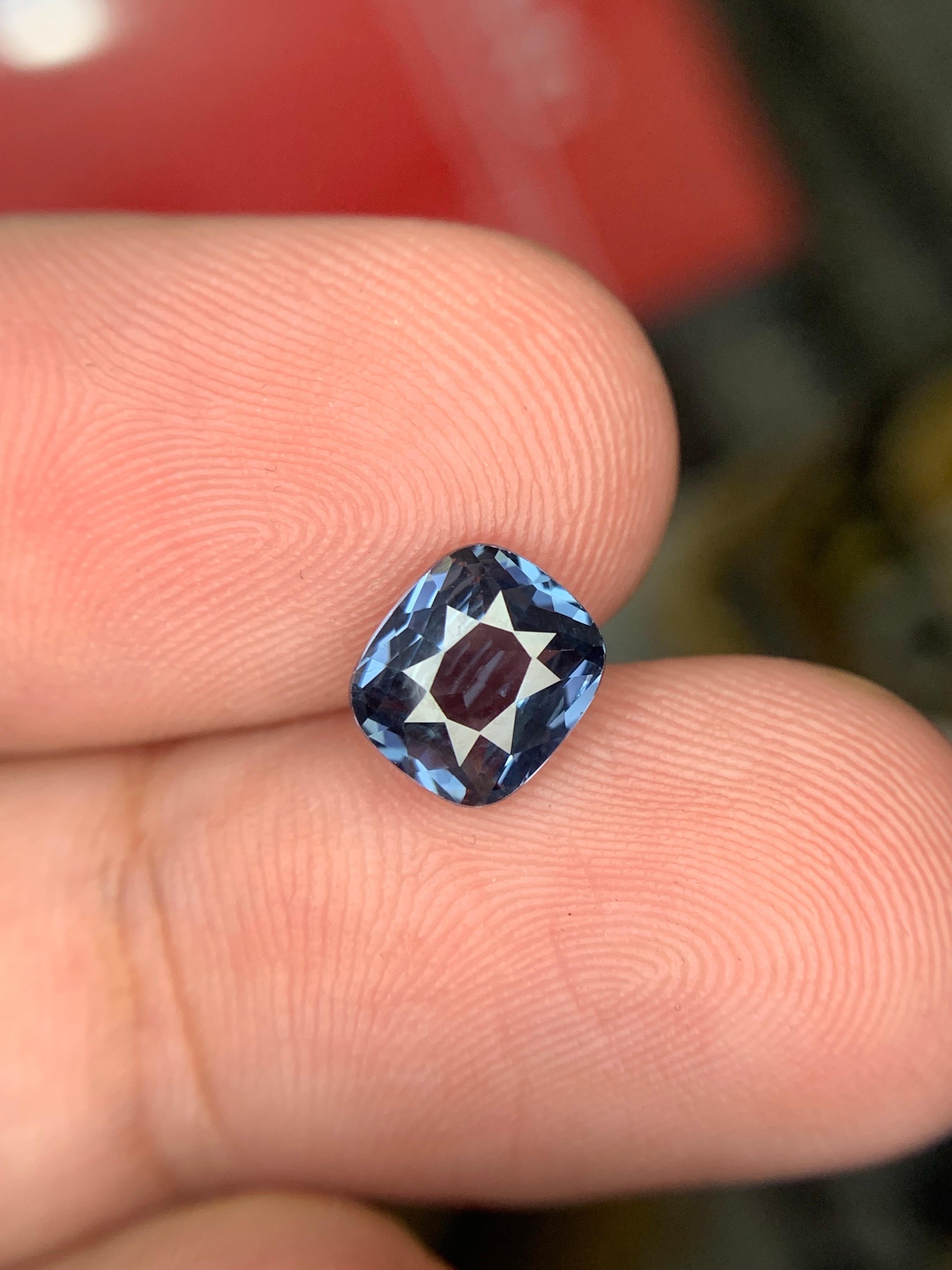 Gemma naturale sciolta con taglio a cuscino di Spinello della Tanzania certificata AIG da 1.51 carati In condizioni Nuovo in vendita a Peshawar, PK