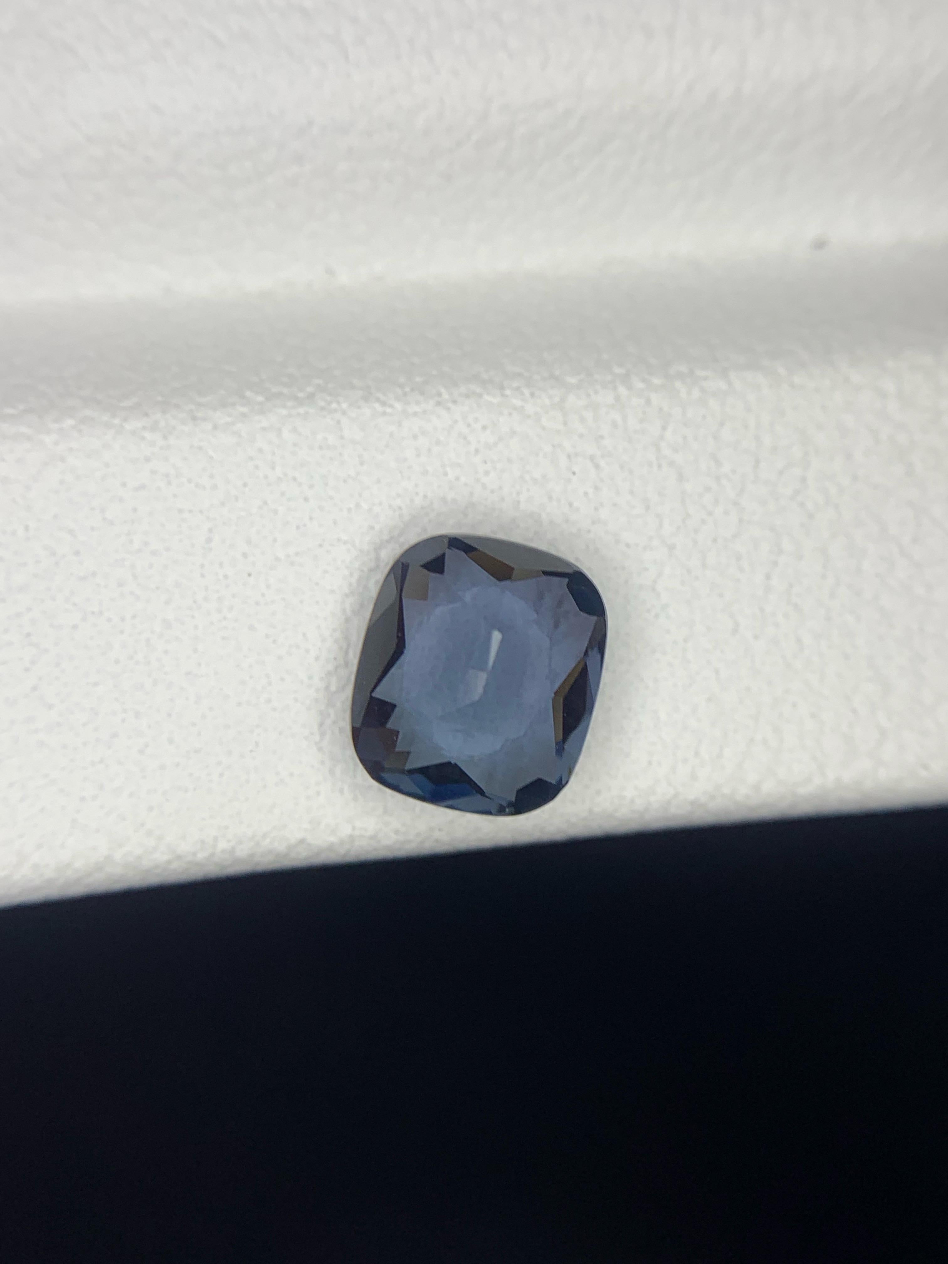 da uomo o donna Gemma naturale sciolta con taglio a cuscino di Spinello della Tanzania certificata AIG da 1.51 carati in vendita