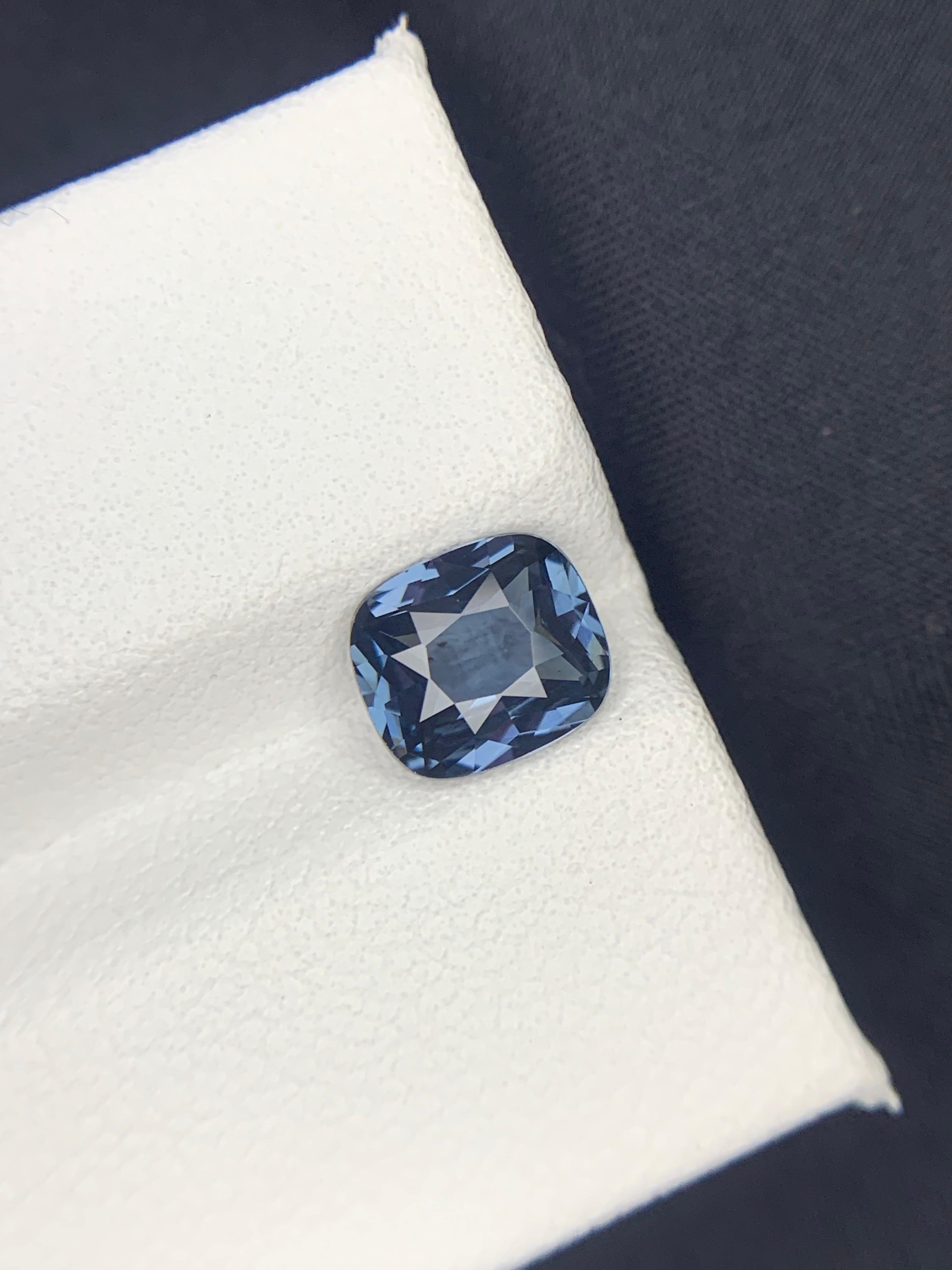 Gemma naturale sciolta con taglio a cuscino di Spinello della Tanzania certificata AIG da 1.51 carati in vendita 1