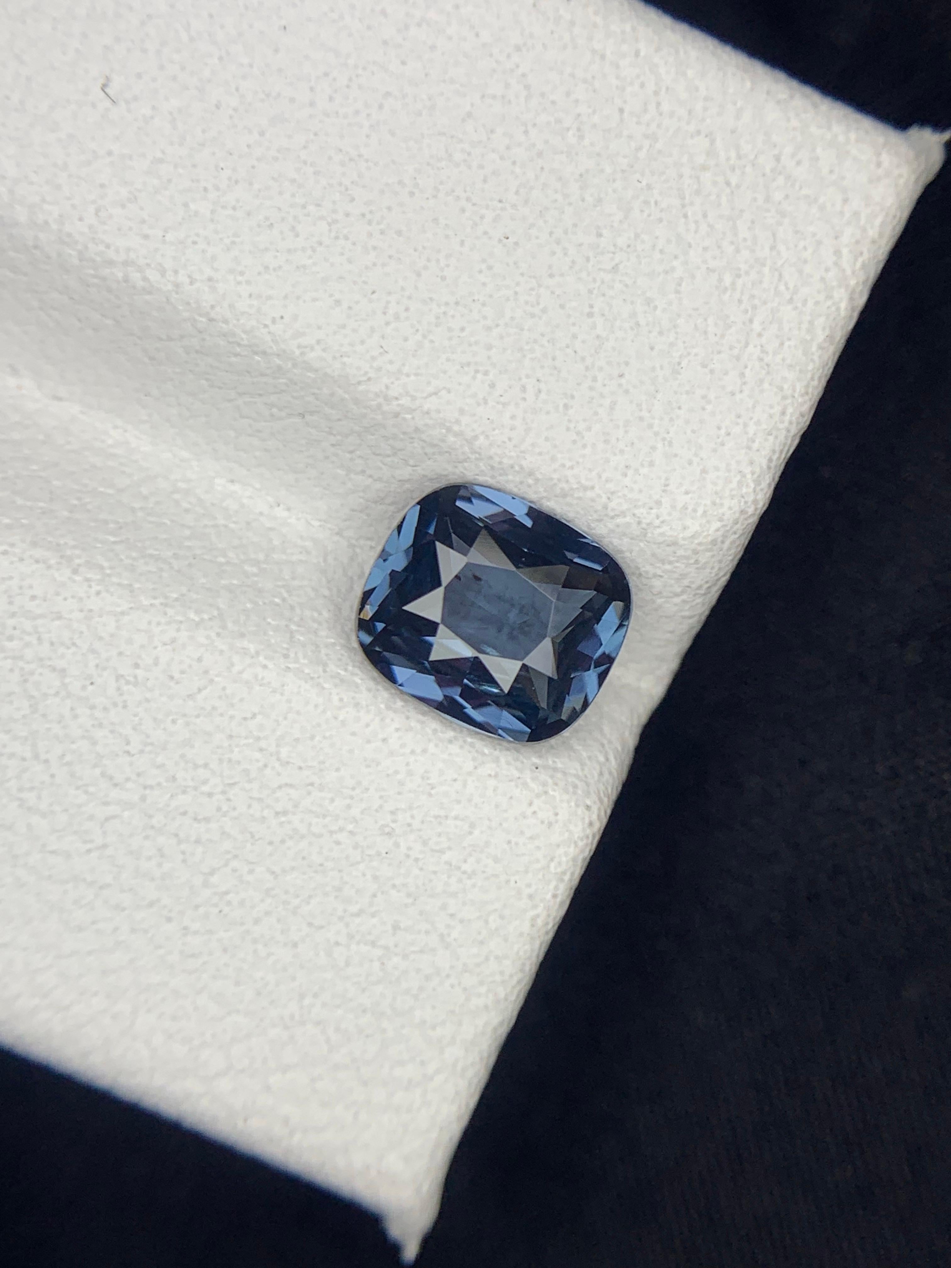 Gemma naturale sciolta con taglio a cuscino di Spinello della Tanzania certificata AIG da 1.51 carati in vendita 2