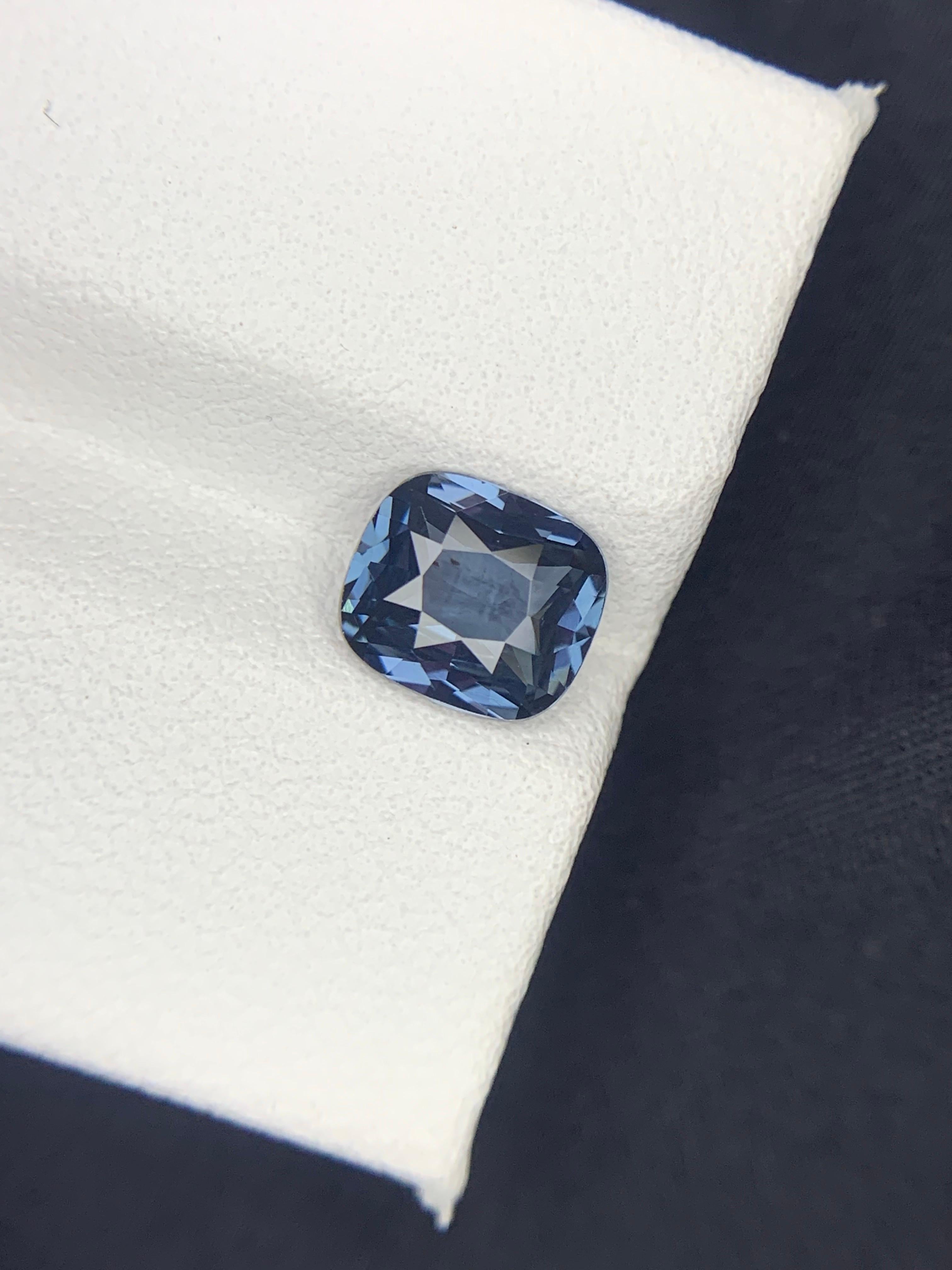 Gemma naturale sciolta con taglio a cuscino di Spinello della Tanzania certificata AIG da 1.51 carati in vendita 3