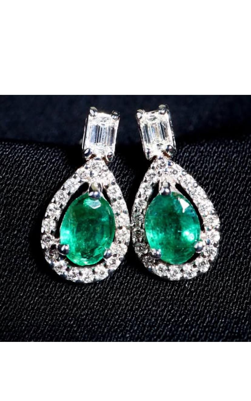 Uno squisito orecchino con smeraldi e diamanti, dal design contemporaneo, dallo stile elegante e raffinato.
Eleva la tua bellezza senza tempo e aggiungi un tocco di classe e raffinatezza al tuo look.
Gli splendidi orecchini sono realizzati in oro 18