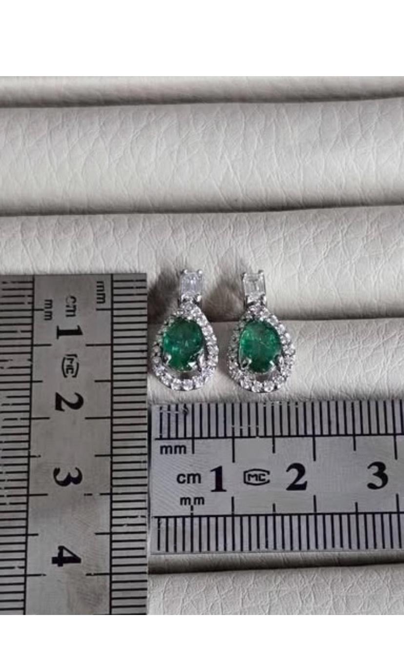 Donna Orecchini in oro 18 carati con smeraldi dello Zambia da 1,55 carati certificati AIG in vendita