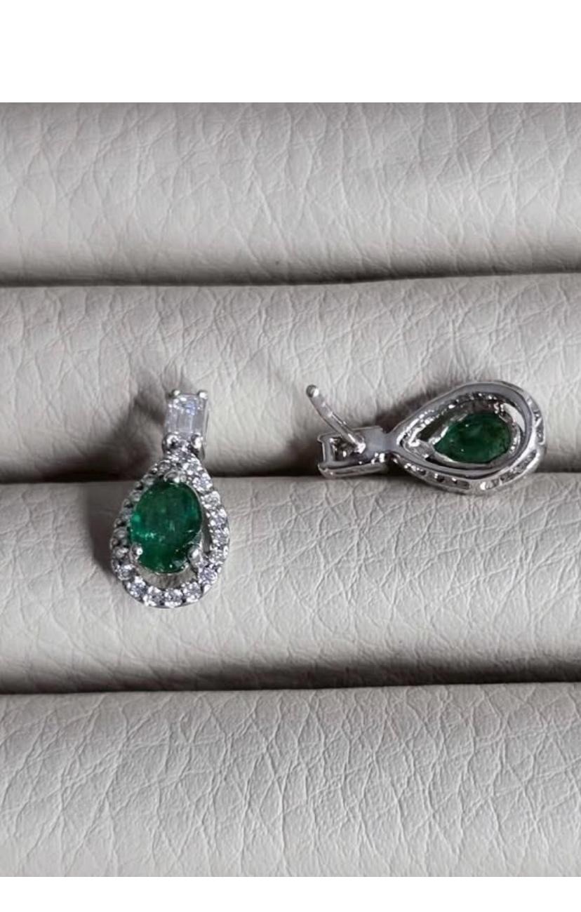 Orecchini in oro 18 carati con smeraldi dello Zambia da 1,55 carati certificati AIG in vendita 1