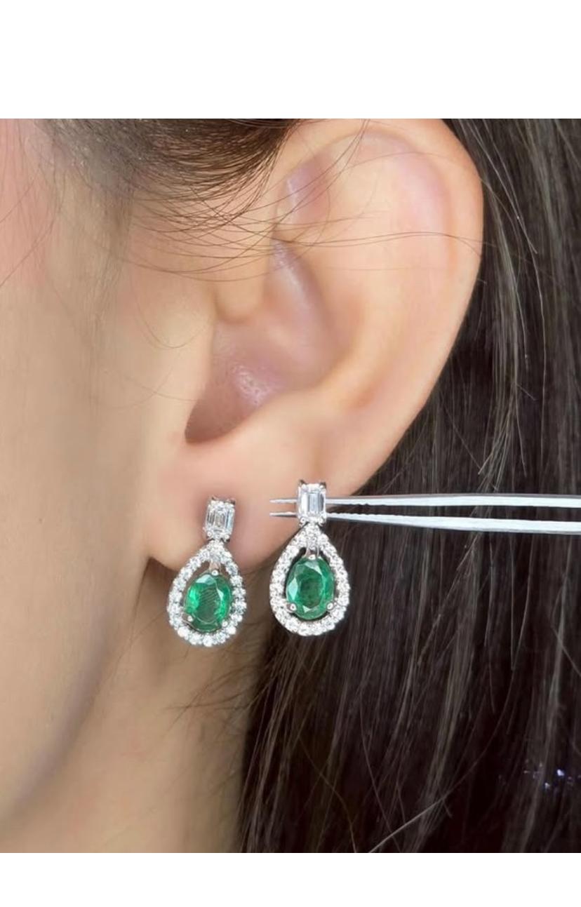 Orecchini in oro 18 carati con smeraldi dello Zambia da 1,55 carati certificati AIG in vendita 5