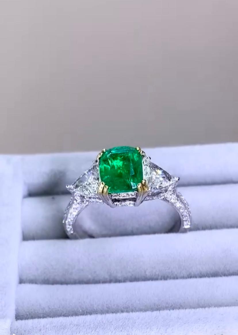 Women's AIG Certified 1.56 Carat Zambian Emeralds Diamonds 18K Gold Ring For Sale