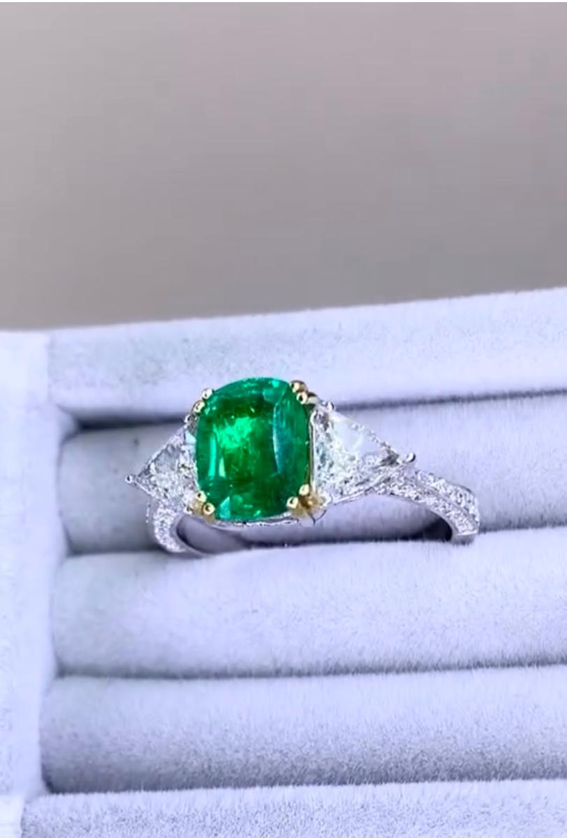 AIG Certified 1.56 Carat Zambian Emeralds Diamonds 18K Gold Ring For Sale 1