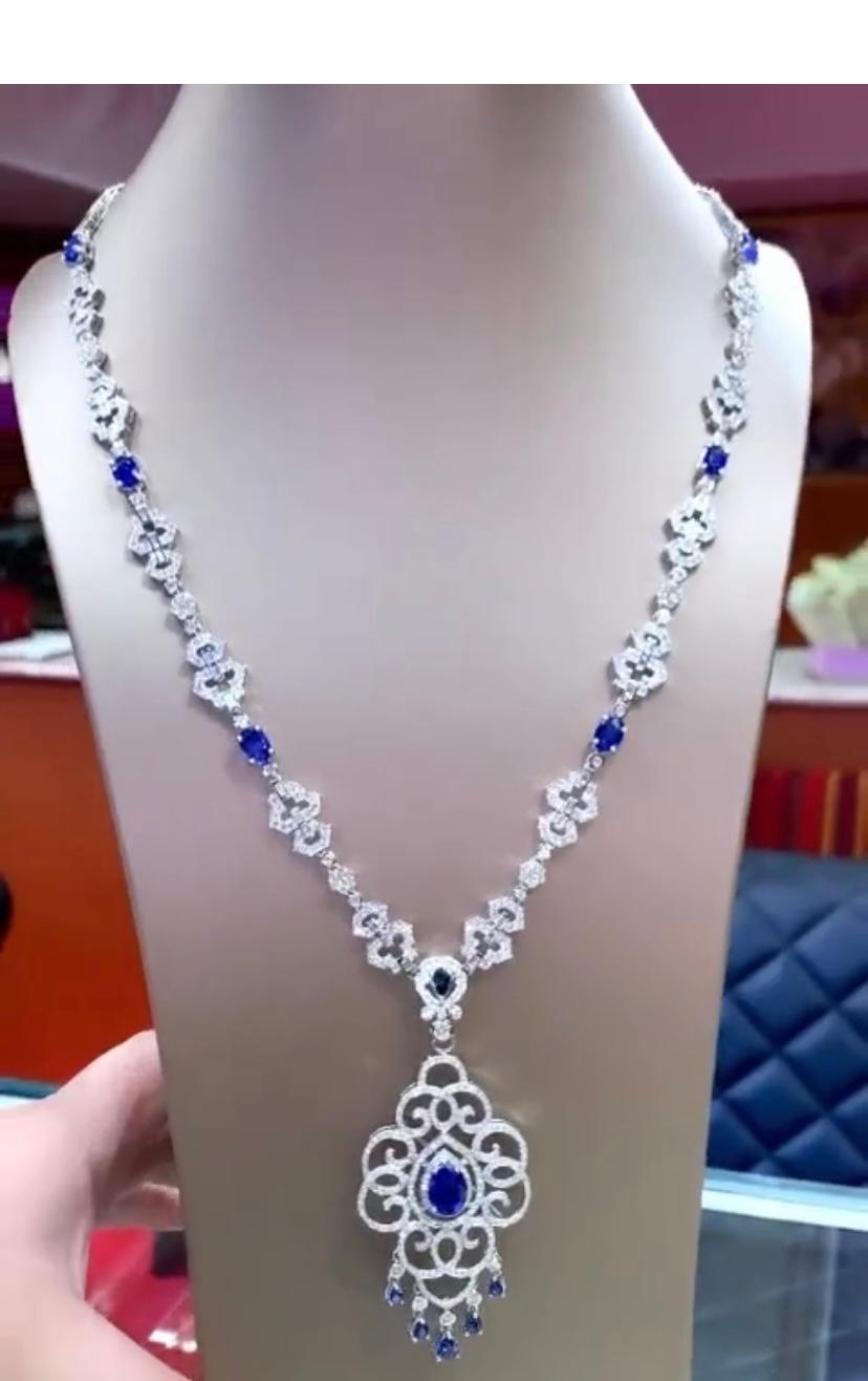 AIG Certified 15.74 Carats Ceylon Sapphires  9.53 Ct Diamonds 18K Gold Necklace  In New Condition For Sale In Massafra, IT