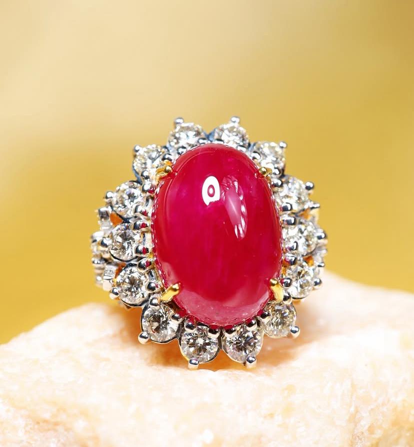 Rubíes de Birmania certificados AIG de 16,00 quilates 3,90 quilates  Anillo de oro de 18 quilates con diamantes Cabujón en venta