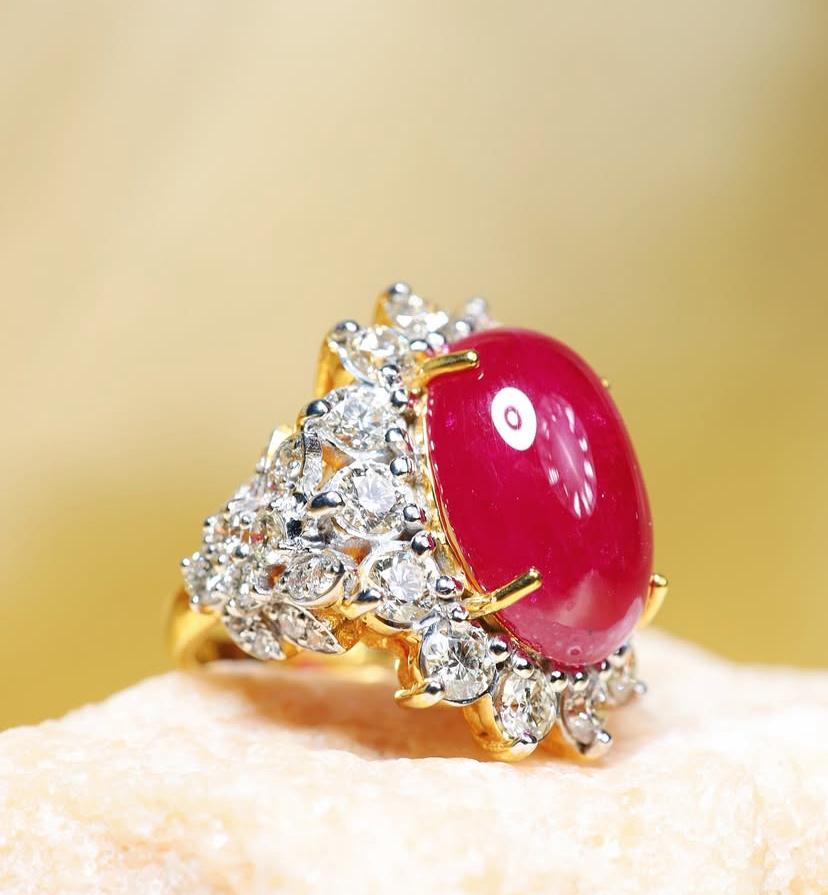 Femenino o masculino Rubíes de Birmania certificados AIG de 16,00 quilates 3,90 quilates  Anillo de oro de 18 quilates con diamantes en venta