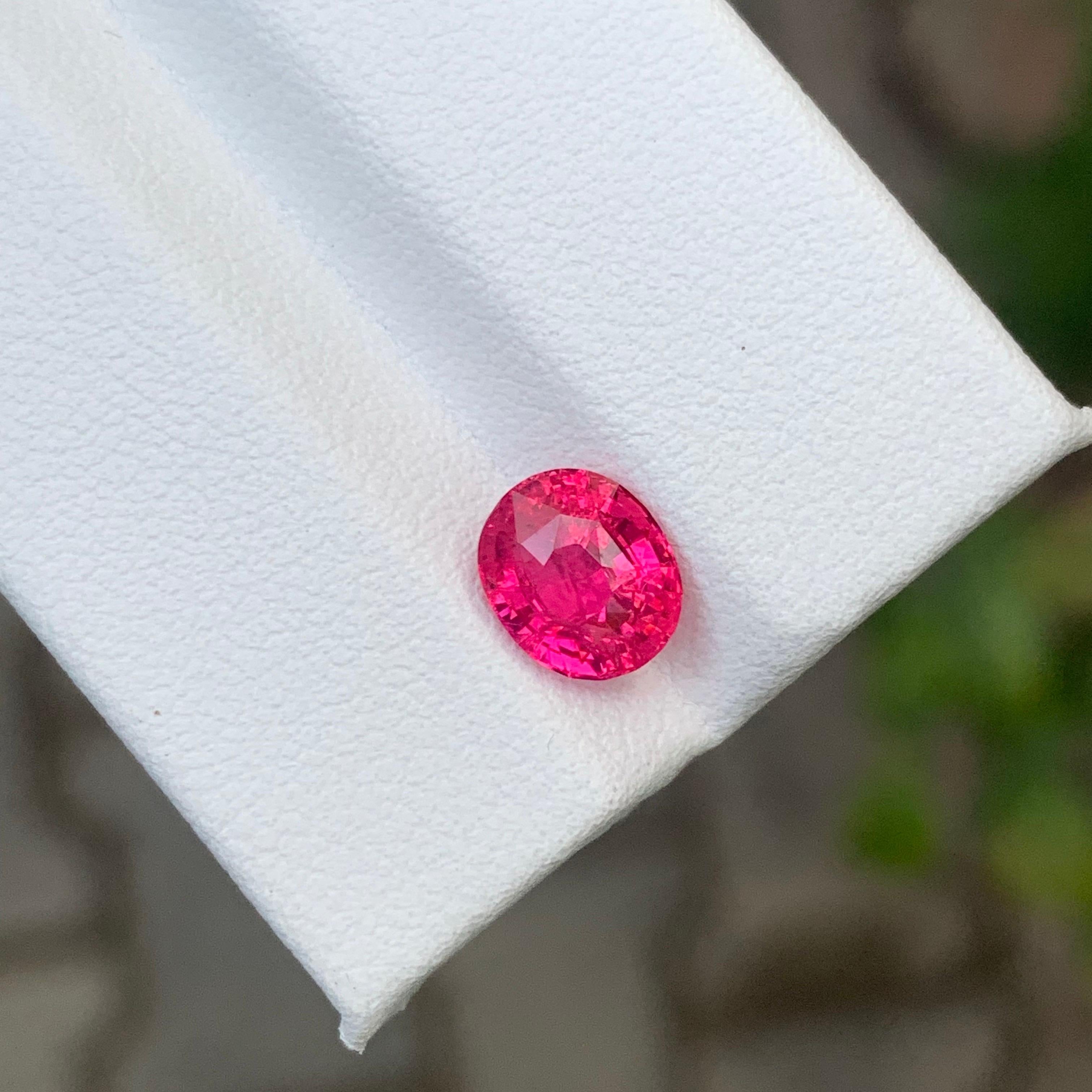 Facettierter Mahenge-Spinell 

Gewicht: 1,62 Karat
Abmessung: 7.67 x 6.48 x 4.38 Mm
Farbe: Lebendiges Rosa
Herkunft: Mahenge, Tansania
Behandlung: Nicht
Die Form: Oval 
Zertifikat: AIG-Zertifikat verfügbar

Der Mahenge-Spinell ist eine einzigartige