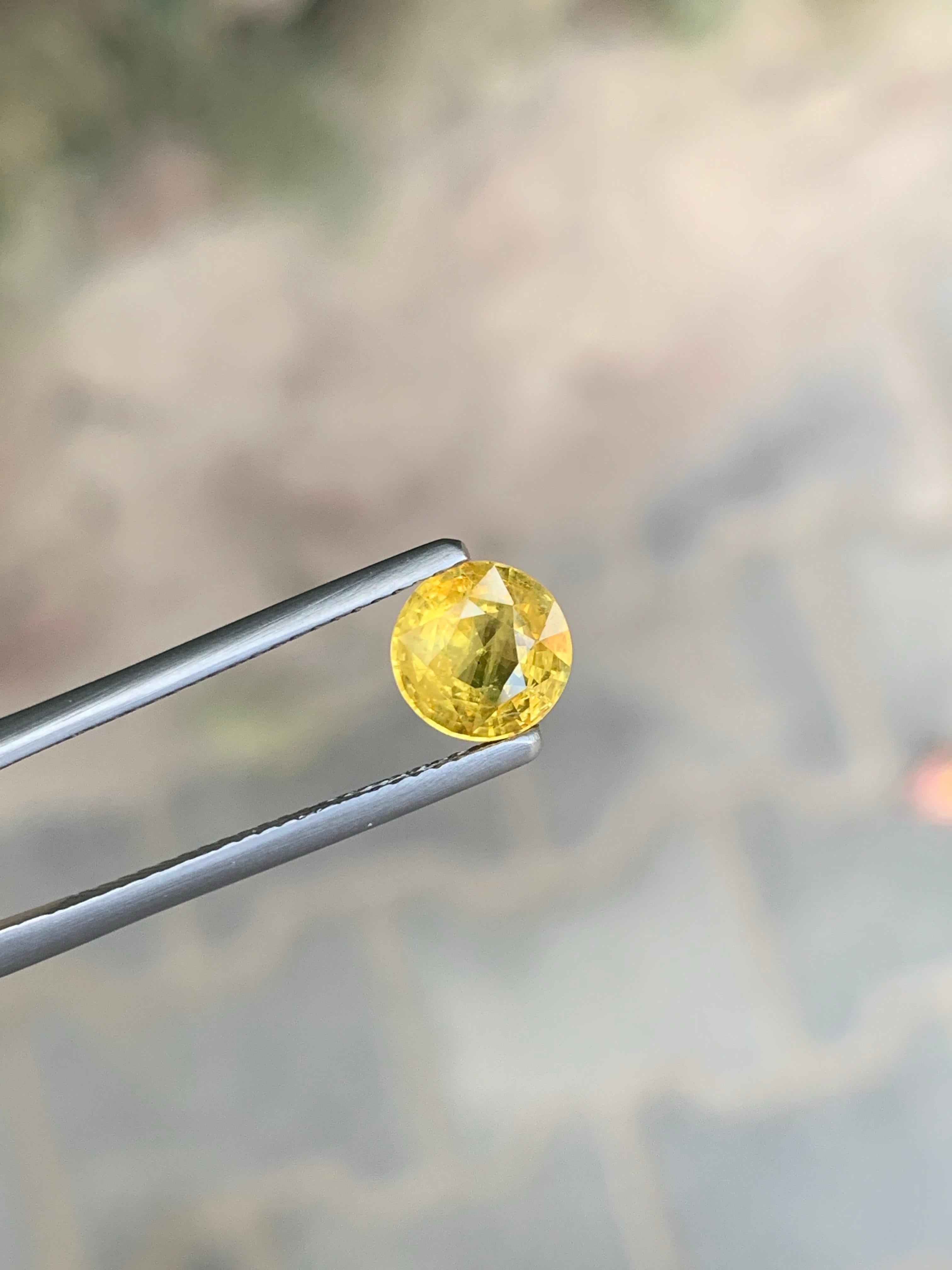 Arts and Crafts Zaffiro giallo sciolto naturale da 1,63 carati con taglio rotondo certificato AIG in vendita