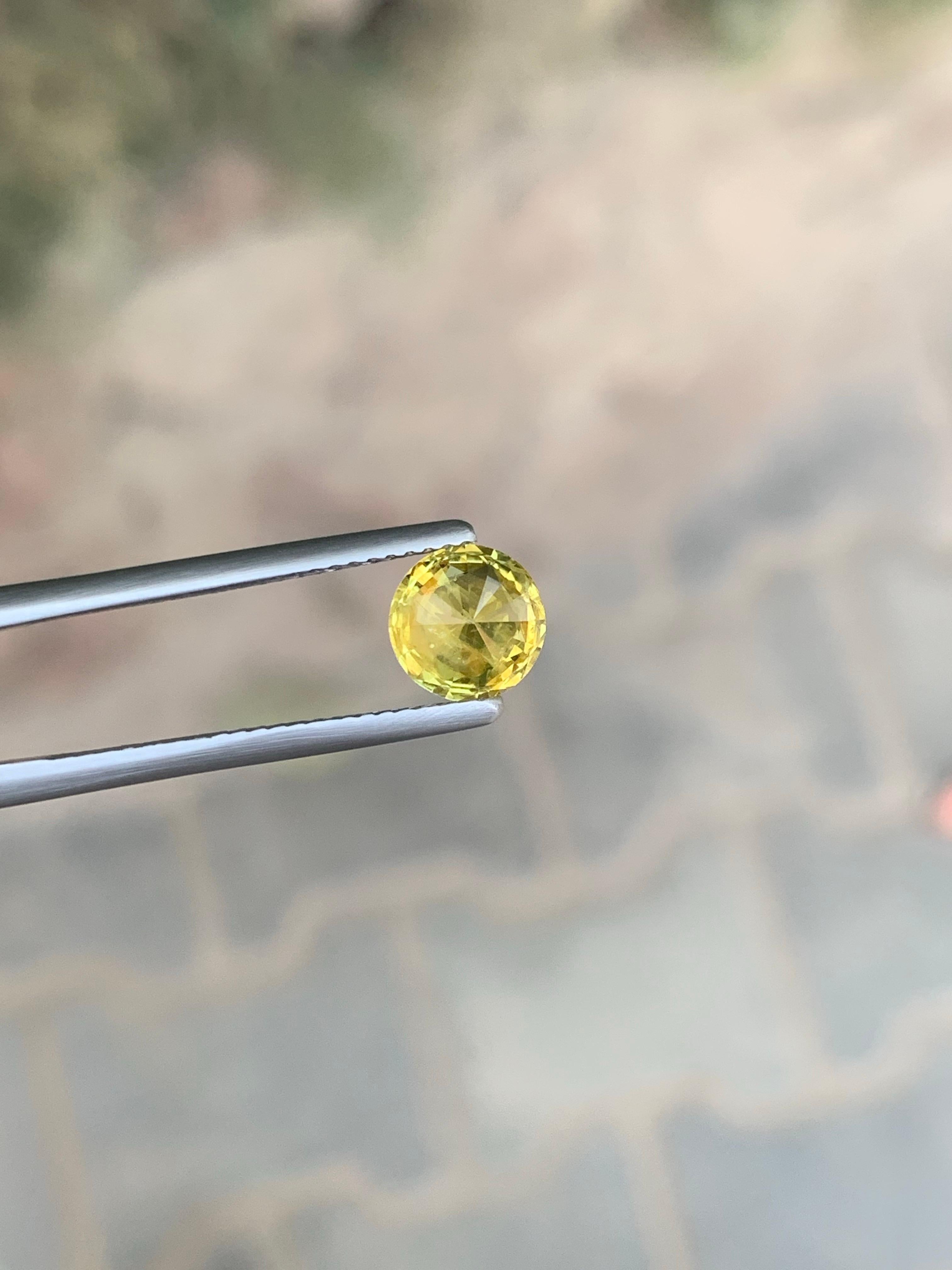 Zaffiro giallo sciolto naturale da 1,63 carati con taglio rotondo certificato AIG In condizioni Nuovo in vendita a Peshawar, PK