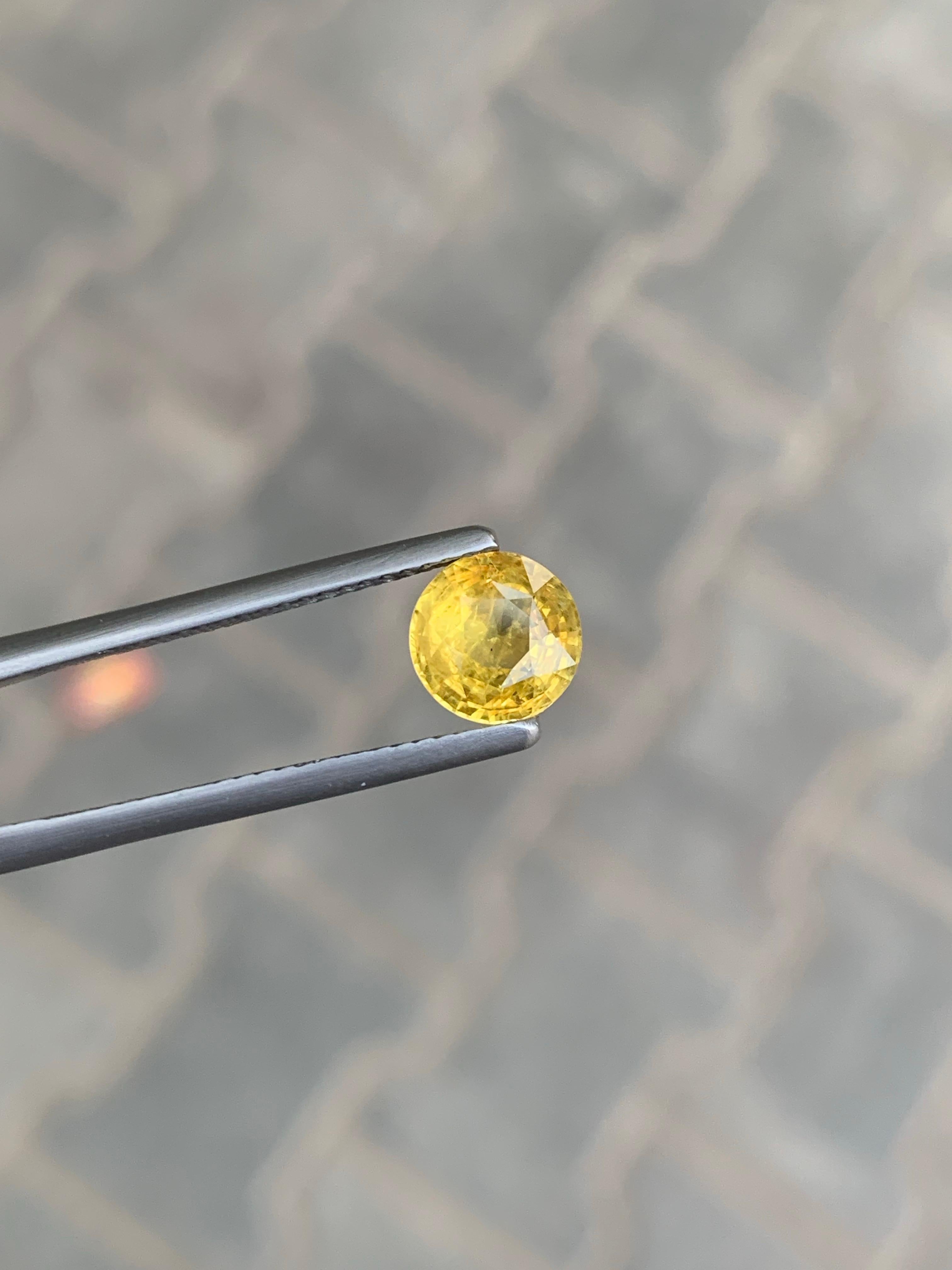 Zaffiro giallo sciolto naturale da 1,63 carati con taglio rotondo certificato AIG in vendita 1