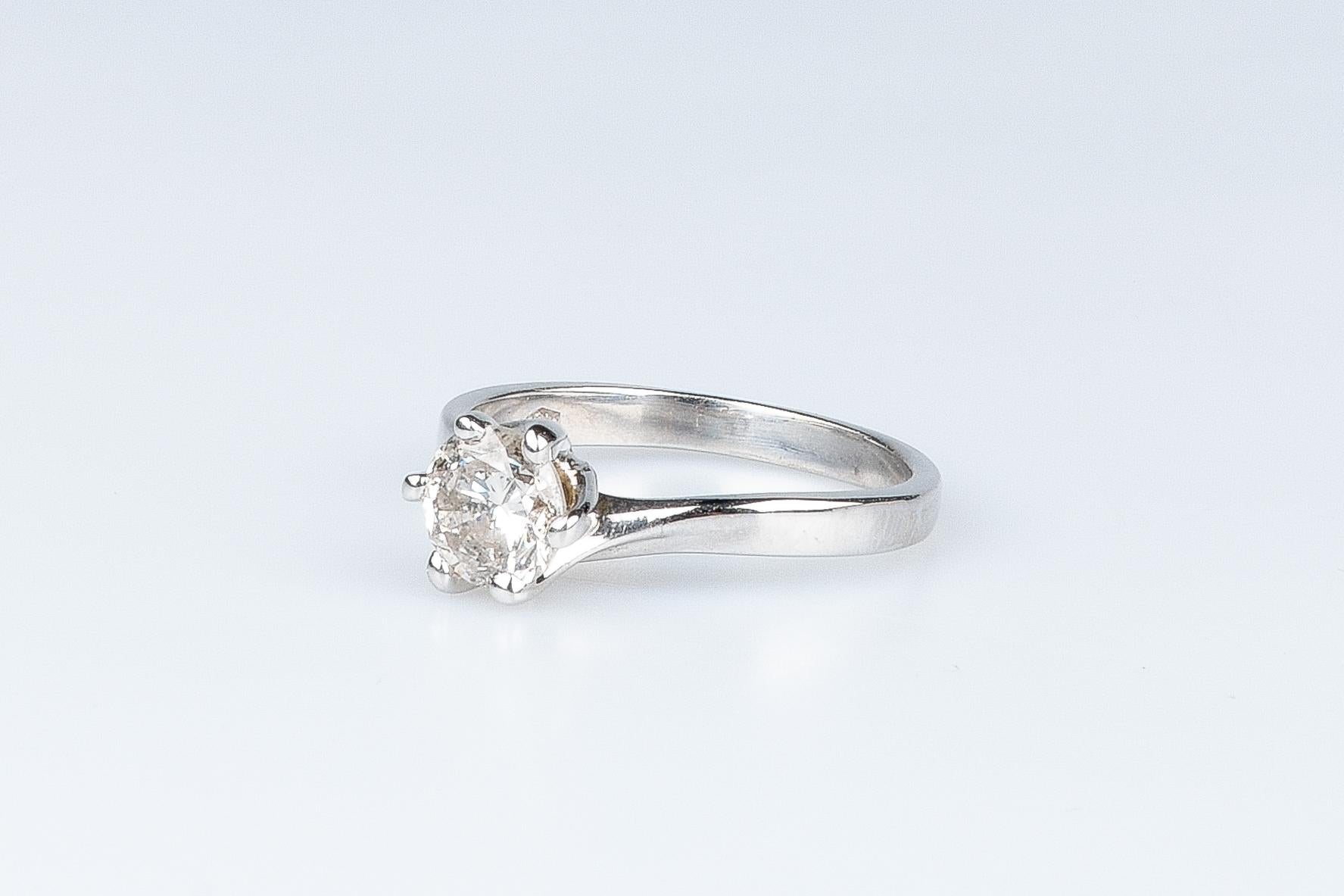 AIG certified 1.65 carat round brillant cut diamond ring  For Sale 2