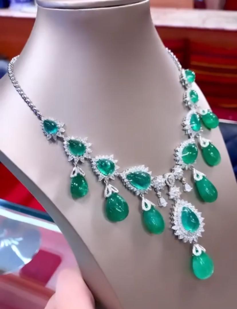 Taille cabochon Collier en or 18 carats avec émeraudes de Zambie certifiées AIG de 165,00 carats et diamants de 14,00 carats en vente