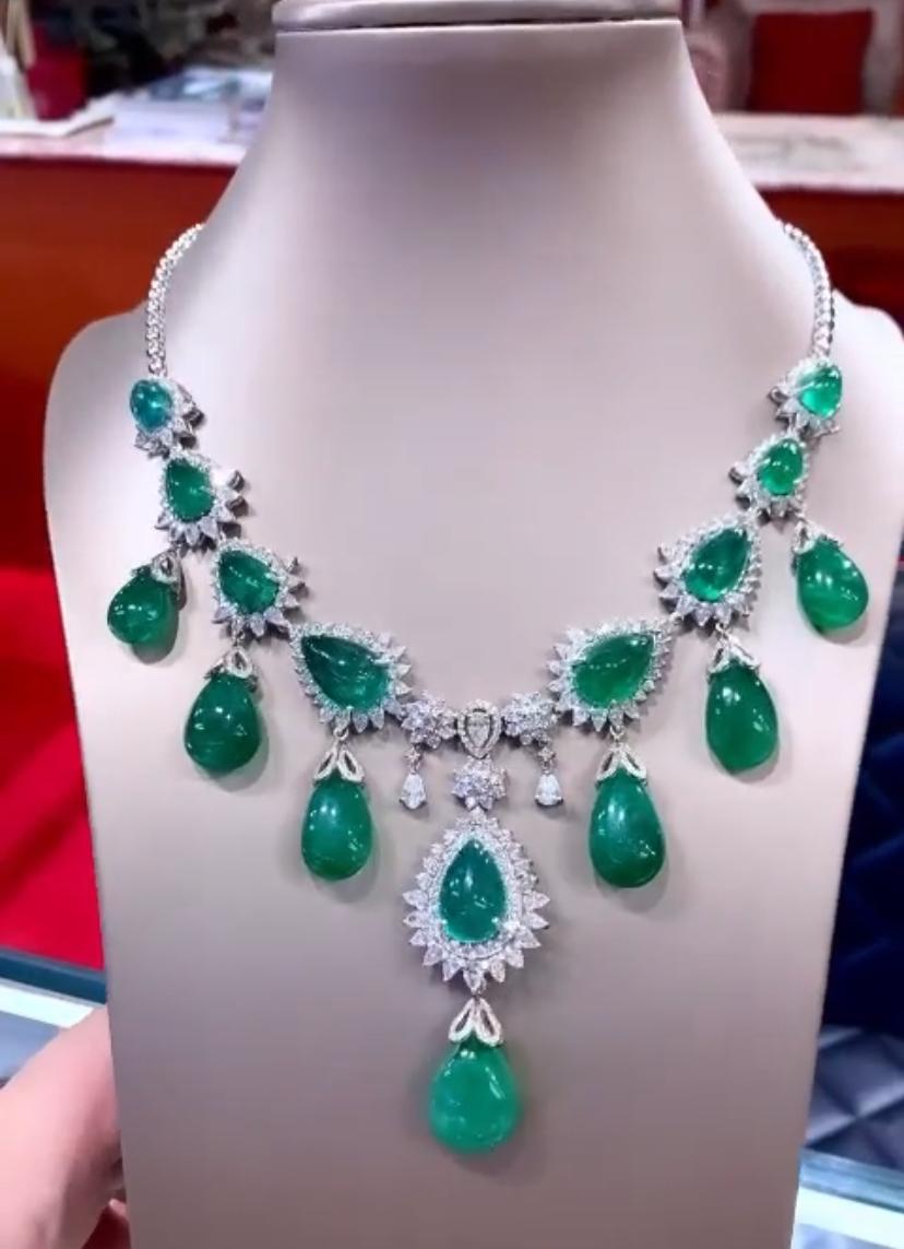 Collier en or 18 carats avec émeraudes de Zambie certifiées AIG de 165,00 carats et diamants de 14,00 carats Neuf - En vente à Massafra, IT