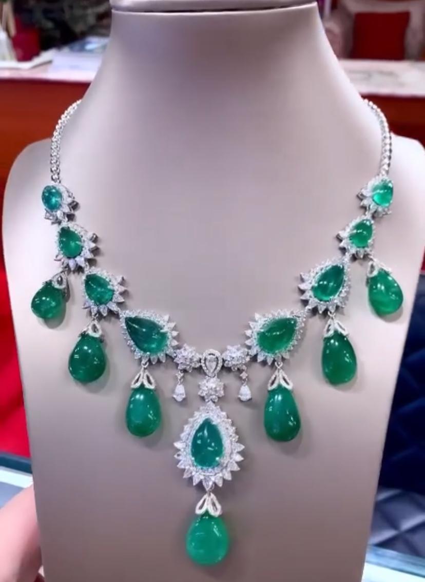 Collier en or 18 carats avec émeraudes de Zambie certifiées AIG de 165,00 carats et diamants de 14,00 carats Pour femmes en vente