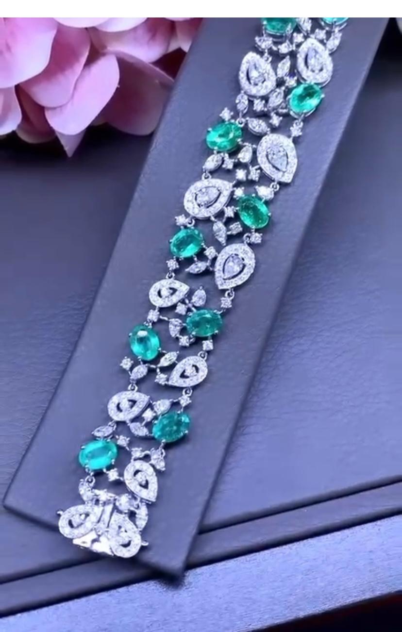 A magnificent bracelet in contemporary design, so chic and sophisticated style. A master piece by Italian designer, perfect for glamour ladies.
Bracelet come in 18k gold with 13 pieces of natural Zambian Emeralds, in oval cut, fine quality and