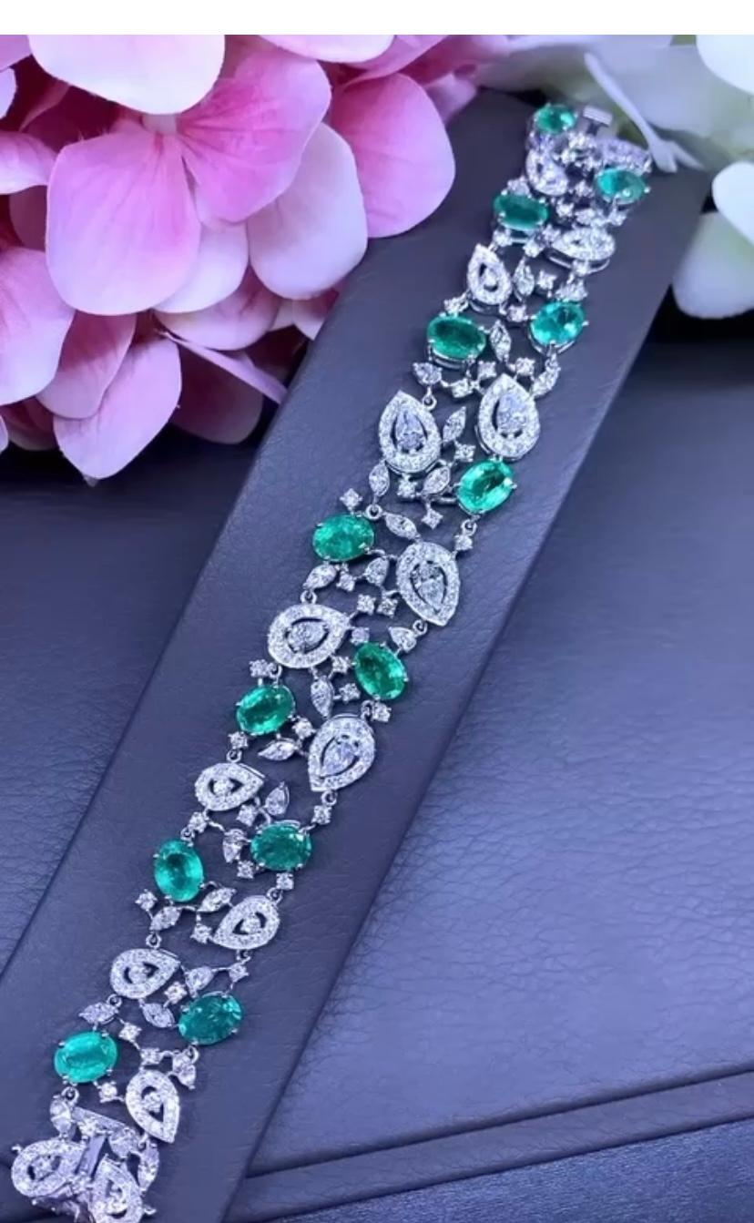 Oval Cut AIG Certified 16.62 Ct Zambian Emeralds  10.82 Ct Diamonds 18k Gold Bracelet  For Sale