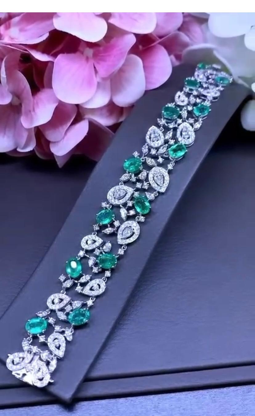AIG Certified 16.62 Ct Zambian Emeralds  10.82 Ct Diamonds 18k Gold Bracelet  In New Condition For Sale In Massafra, IT