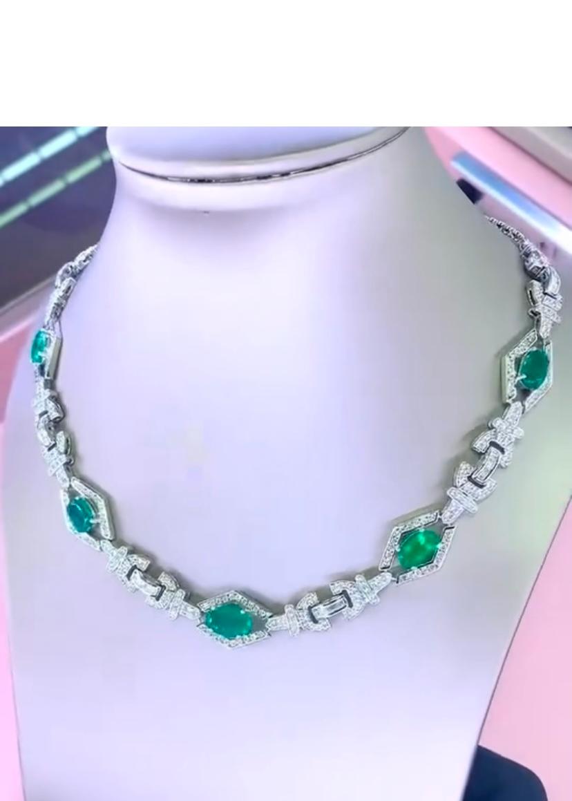 Oval Cut AIG Certified 17.00 Carat Zambian Emeralds 6.50 Carat Diamonds 18K Gold Necklace For Sale