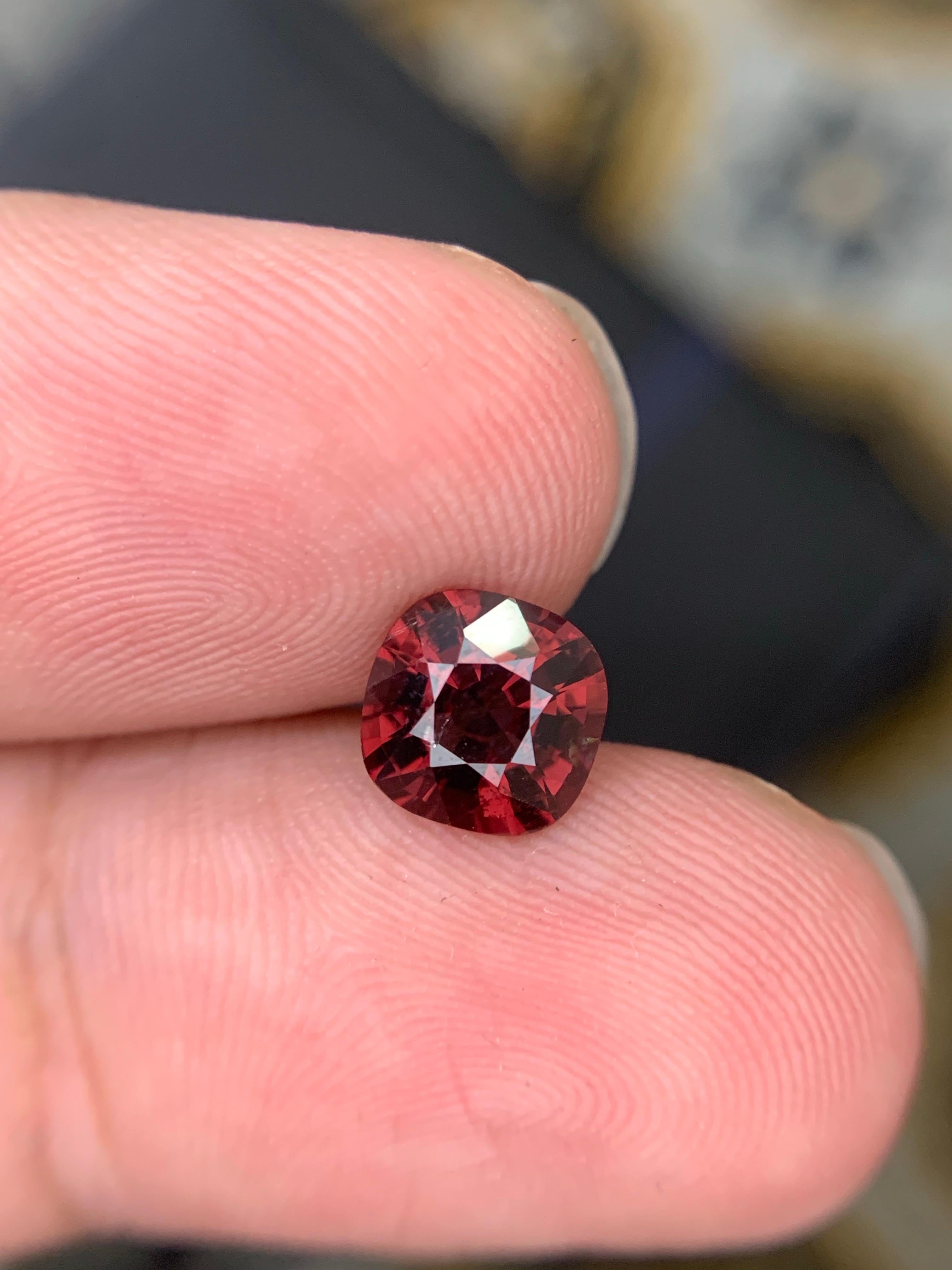 AIG Certified 1.72 Carat Natural Loose Spinel Cushion Cut Gemstone From Tanzania en vente 7