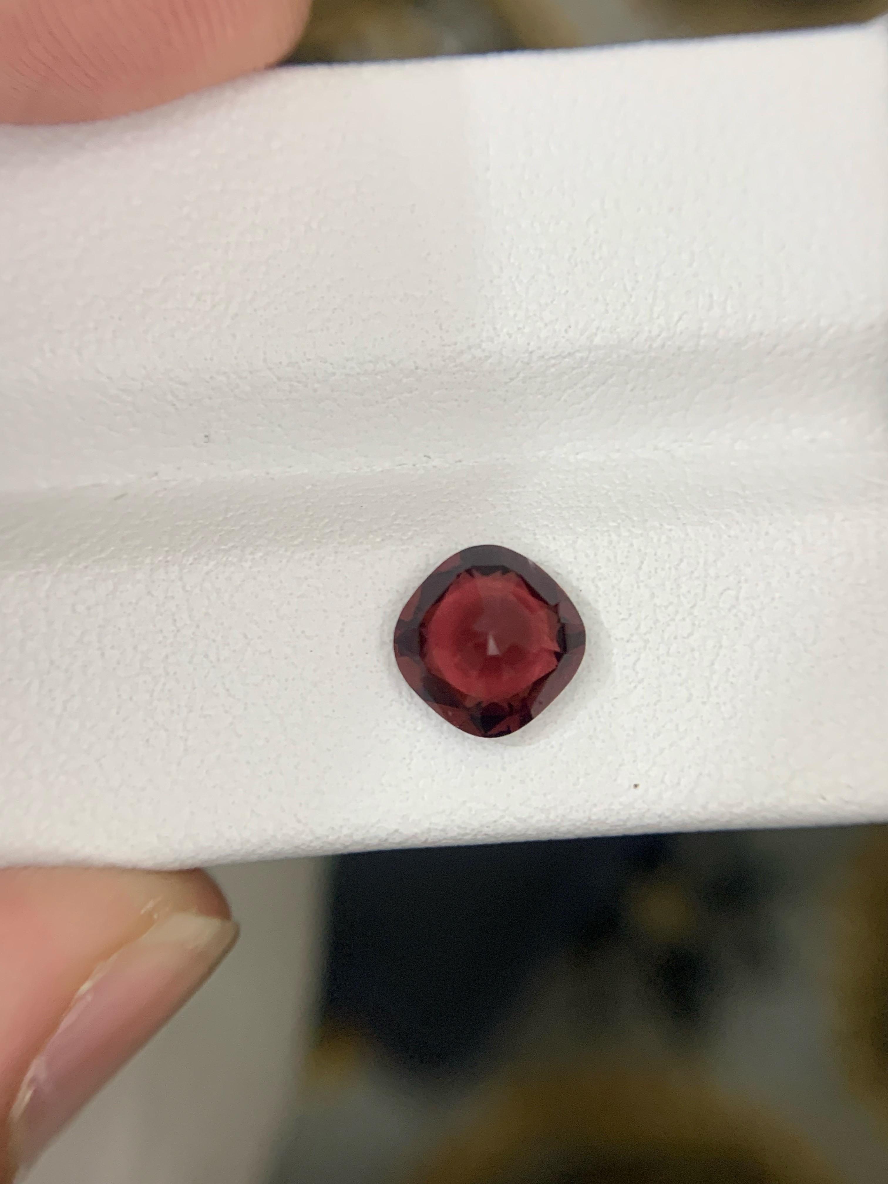 AIG Certified 1.72 Carat Natural Loose Spinel Cushion Cut Gemstone From Tanzania en vente 8